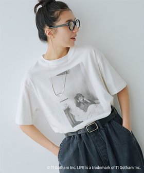 【スタディオ クリップ/studio CLIP】のLIFE フォトグラフィックTシャツ 大人の最旬トレンドファッション＆コーディネート founy(ファウニー) ファッション Fashion レディースファッション Fashion for Women トップス・カットソー Cut & Sew Tops シャツ・ブラウス・オフィスカジュアル Elegant Blouses & Button-Ups ロングTシャツ・Tシャツ Longline T-Shirts & Tees インナー Innerwear カットソー Cut and Sewn Top グラフィック Graphic, Graphic Design サロペット Overalls, Salopette シンプル Simple, Minimal ジャケット Jacket, Outerwear 雑誌 Magazine, Fashion Magazine デニム Denim, Jeans Material 定番 Standard, Basic Item プリント Print, Printed Pattern ベーシック Basic, Essential おすすめ Recommended / Our Picks 夏 Summer |ID:prp329100004987943