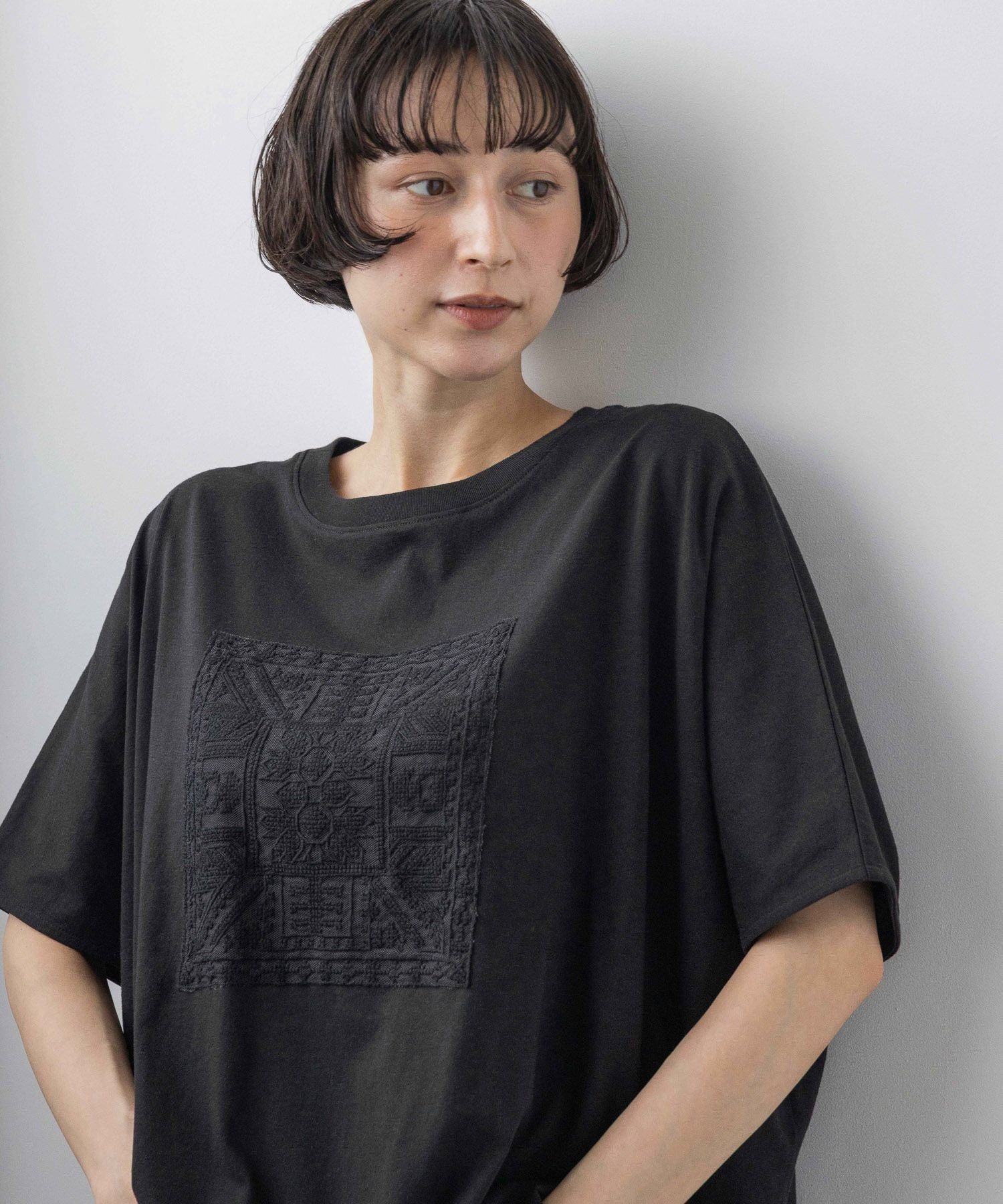【スタディオ クリップ/studio CLIP】の《natural by clip》アソートモチーフレースTシャツ インテリア・キッズ・メンズ・レディースファッション・服の通販 founy(ファウニー) 　ファッション　Fashion　レディースファッション　Fashion for Women　トップス・カットソー　Cut & Sew Tops　シャツ・ブラウス・オフィスカジュアル　Elegant Blouses & Button-Ups　ロングTシャツ・Tシャツ　Longline T-Shirts & Tees　ラウンド　Round, Round Neck　リラックス　Relax, Relaxed Fit　レース　Lace, Lace Fabric　無地　Plain, Solid Color　ブラック(big)|ID: prp329100004987956 ipo3291000000037366827