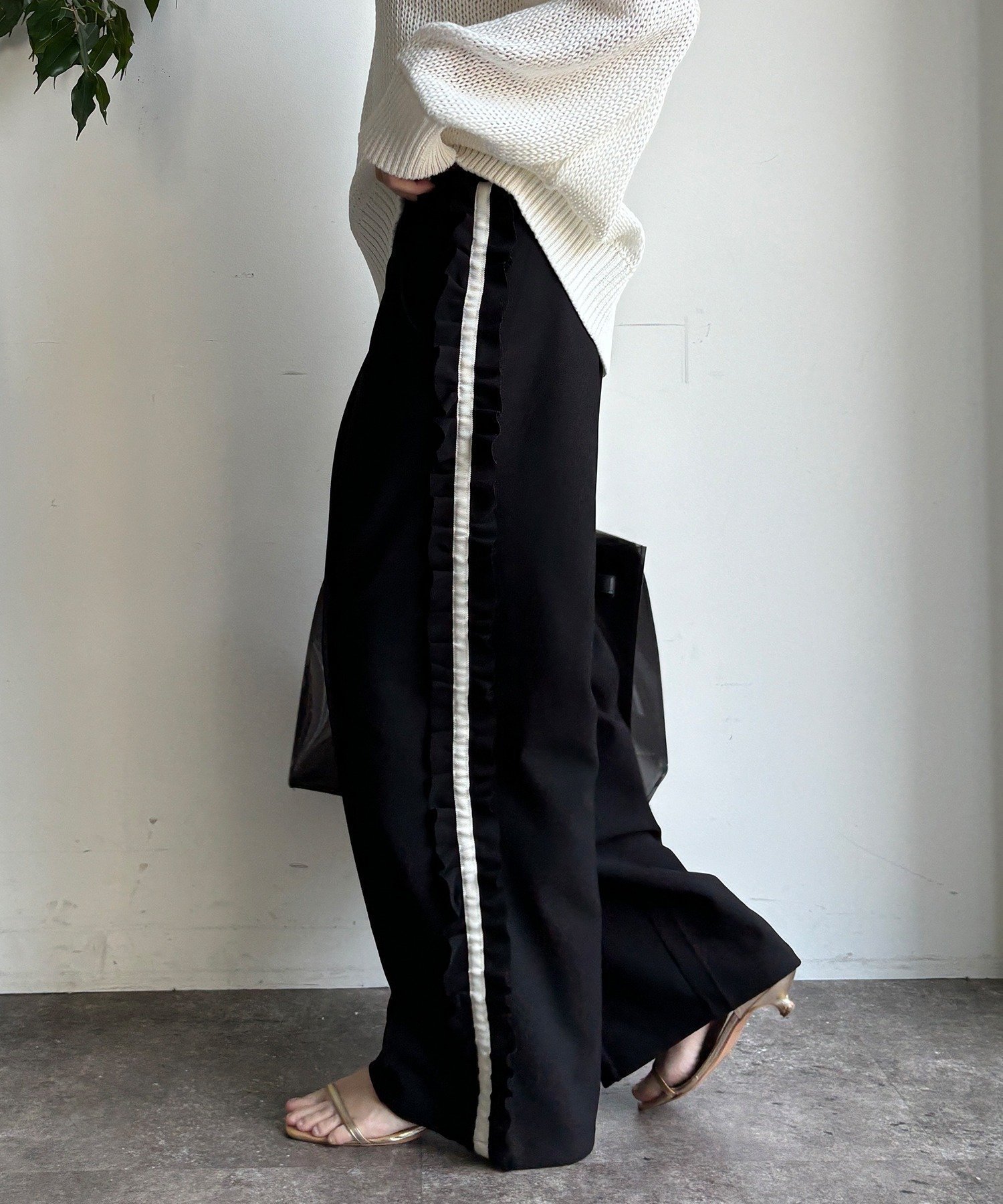 【ドゥドゥ/DouDou】の【新色追加/WEB限定】カットジョーゼットサイドフリルラインパンツ インテリア・キッズ・メンズ・レディースファッション・服の通販 founy(ファウニー) 　ファッション　Fashion　レディースファッション　Fashion for Women　パンツ　Pants & Trousers　ジョーゼット　Georgette, Semi-Sheer Fabric　スマート　Smart, Elegant　センター　Center, Center Line　雑誌　Magazine, Fashion Magazine　トレンド　Trend, Trending Now　フェミニン　Feminine, Girly　フリル　Frill, Ruffle　フロント　Front, Front Design　リラックス　Relax, Relaxed Fit　S/S・春夏　SS, Spring/Summer, Warm Season　再入荷　Restock / Back in Stock　夏　Summer　エレガント 上品　Elegant　2026年　2026　2026春夏・S/S　Spring/Summer 2026 SS26　ブラック|ID: prp329100004987969 ipo3291000000037366928