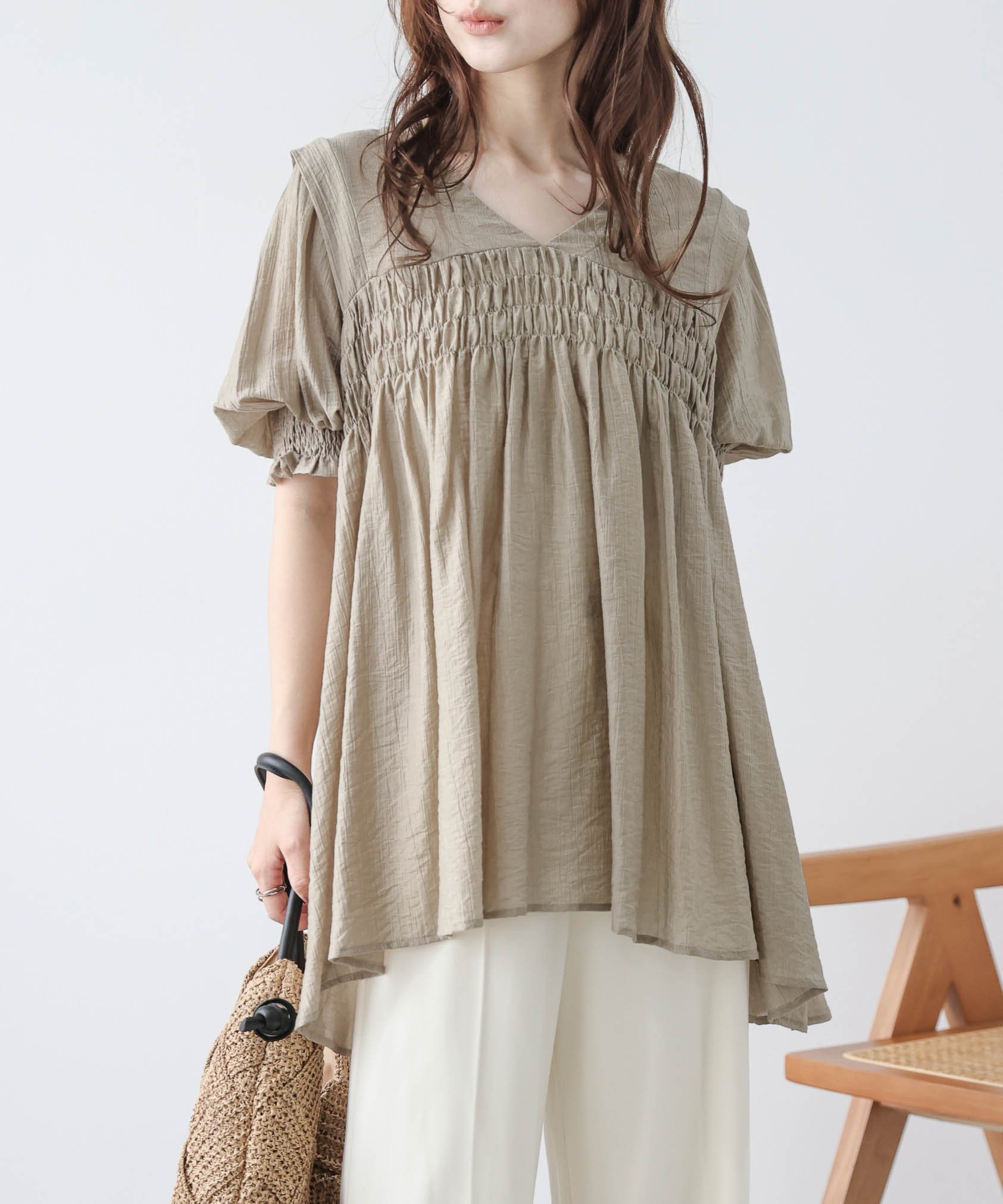 【ラジュール/Lajour】の前後2WAYシャーリングチュニック インテリア・キッズ・メンズ・レディースファッション・服の通販 founy(ファウニー) 　ファッション　Fashion　レディースファッション　Fashion for Women　トップス・カットソー　Cut & Sew Tops　シフォン　Chiffon, Lightweight Fabric　シャーリング　Shirring, Ruched　スリーブ　Sleeve, Long Sleeve / Short Sleeve　チュニック　Tunic, Long Top　フェミニン　Feminine, Girly　フレア　Flare, Flared　エレガント 上品　Elegant　ベージュ|ID: prp329100004988077 ipo3291000000037367432