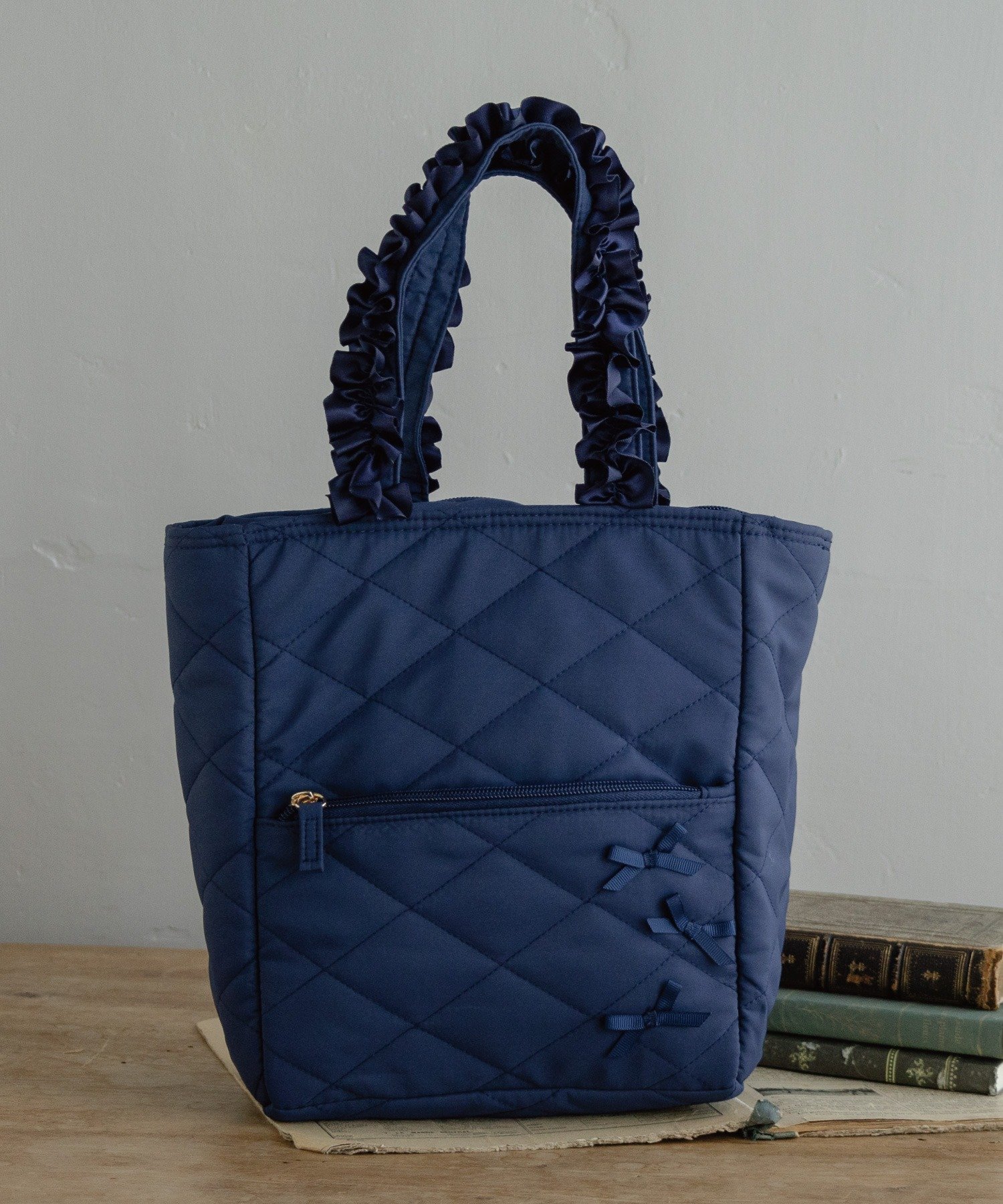 【パンパンテュテュ/panpantutu / KIDS】の保冷トートランチバッグ【ハローキティ/マイメロディ/無地】 インテリア・キッズ・メンズ・レディースファッション・服の通販 founy(ファウニー) 　ファッション　Fashion　キッズファッション　Fashion for Kids　スウィート　Sweet, Cute Style　デザート　Dessert, Sweet Treat　ハンカチ　Handkerchief, Hanky　ポケット　Pocket, Pocket Detail　メッシュ　Mesh, Net Fabric　無地　Plain, Solid Color　ラベンダー　Lavender　リボン　Ribbon, Bow　エレガント 上品　Elegant　ネイビー×ネイビー|ID: prp329100004988255 ipo3291000000037368871