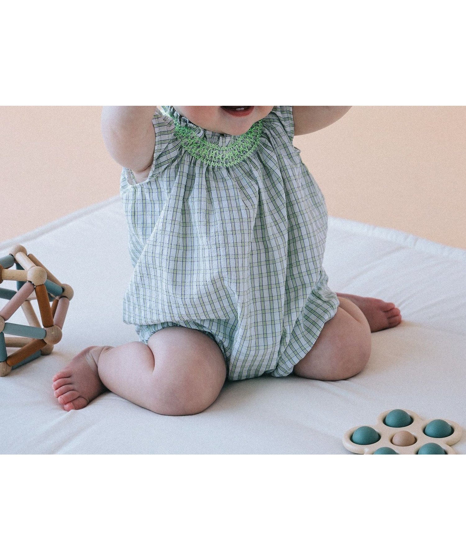 【こども ビームス/コドモ ビームス / KIDS】のベビー スモッキング ロンパース 2026SS(70~80cm) 出産祝い ギフト 新生児 ベビー服 プレゼント インテリア・キッズ・メンズ・レディースファッション・服の通販 founy(ファウニー) 　ファッション　Fashion　キッズファッション　Fashion for Kids　エアリー　Airy Texture　オレンジ　Orange　スモッキング　Smocking, Gathered Stitching　チェック　Check, Plaid, Tartan　人気　Popular, Best Seller　ベビー　Baby, Babywear　ロンパース　Romper, Jumpsuit　エレガント 上品　Elegant　ギフト プレゼント　Gift / Present　2026年　2026　2026春夏・S/S　Spring/Summer 2026 SS26　OFF_WHITE|ID: prp329100004988263 ipo3291000000037368921