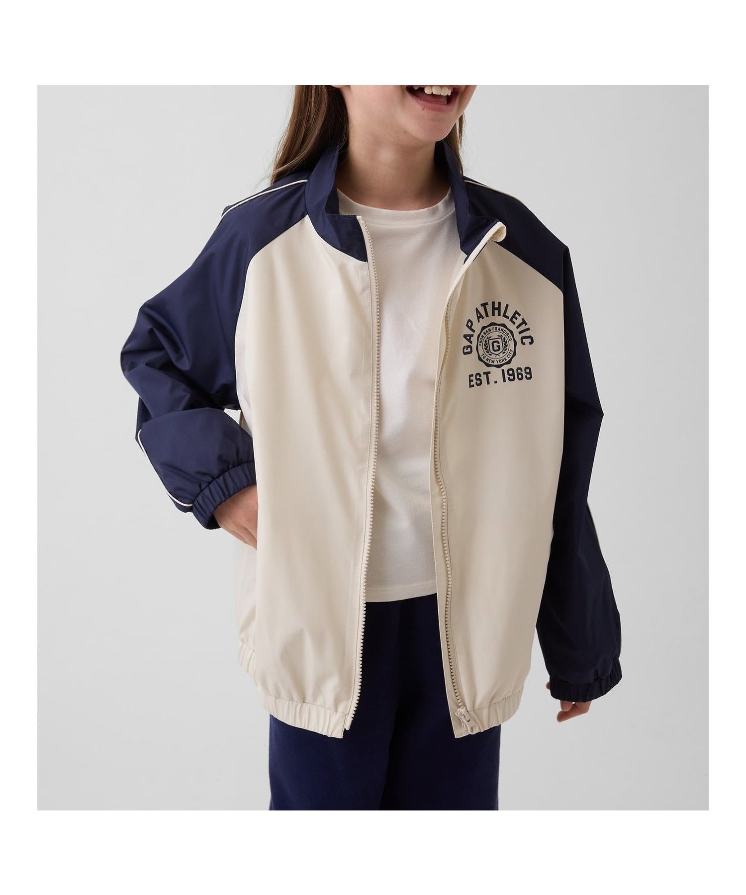 【ギャップ/GAP / KIDS】のGAP Athleticロゴ ウィンドブレーカー ジャケット (キッズ) インテリア・キッズ・メンズ・レディースファッション・服の通販 founy(ファウニー) 　ファッション　Fashion　キッズファッション　Fashion for Kids　おすすめ　Recommended / Our Picks　クラシック　Classic, Timeless Style　ジャケット　Jacket, Outerwear　スリーブ　Sleeve, Long Sleeve / Short Sleeve　ダウン　Down, Puffer　フィット　Fit, Slim Fit　フロント　Front, Front Design　ブロック　Block, Solid Block Pattern　ポケット　Pocket, Pocket Detail　モックネック　Mock Neck, Short Turtleneck　ルーズ　Loose, Oversized　長袖　Long Sleeve, Full Sleeve　NAVY_UNIFORM|ID: prp329100004988428 ipo3291000000037369923