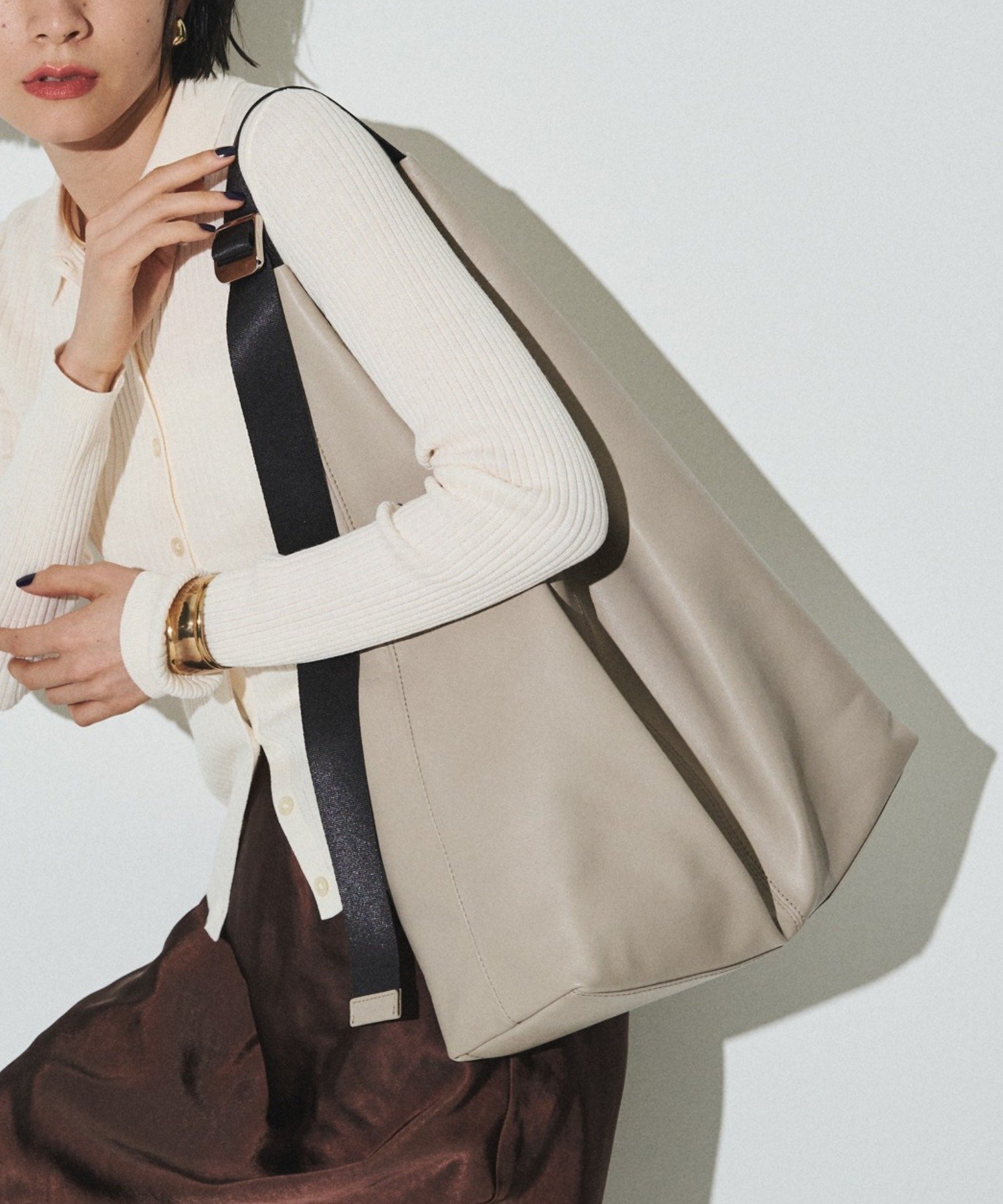 【ラシット/russet】のレザーホーボーバッグ L インテリア・キッズ・メンズ・レディースファッション・服の通販 founy(ファウニー) 　ファッション　Fashion　レディースファッション　Fashion for Women　ショルダー　Shoulder, Shoulder Strap　シンプル　Simple, Minimal　フォルム　Silhouette, Form　ベーシック　Basic, Essential　ポケット　Pocket, Pocket Detail　マグネット　Magnet, Magnetic Closure　おすすめ　Recommended / Our Picks　日本製　Made In Japan　エレガント 上品　Elegant　ビジネス 仕事 通勤　Business / Work / Commuting　グレージュ|ID: prp329100004988581 ipo3291000000037370864
