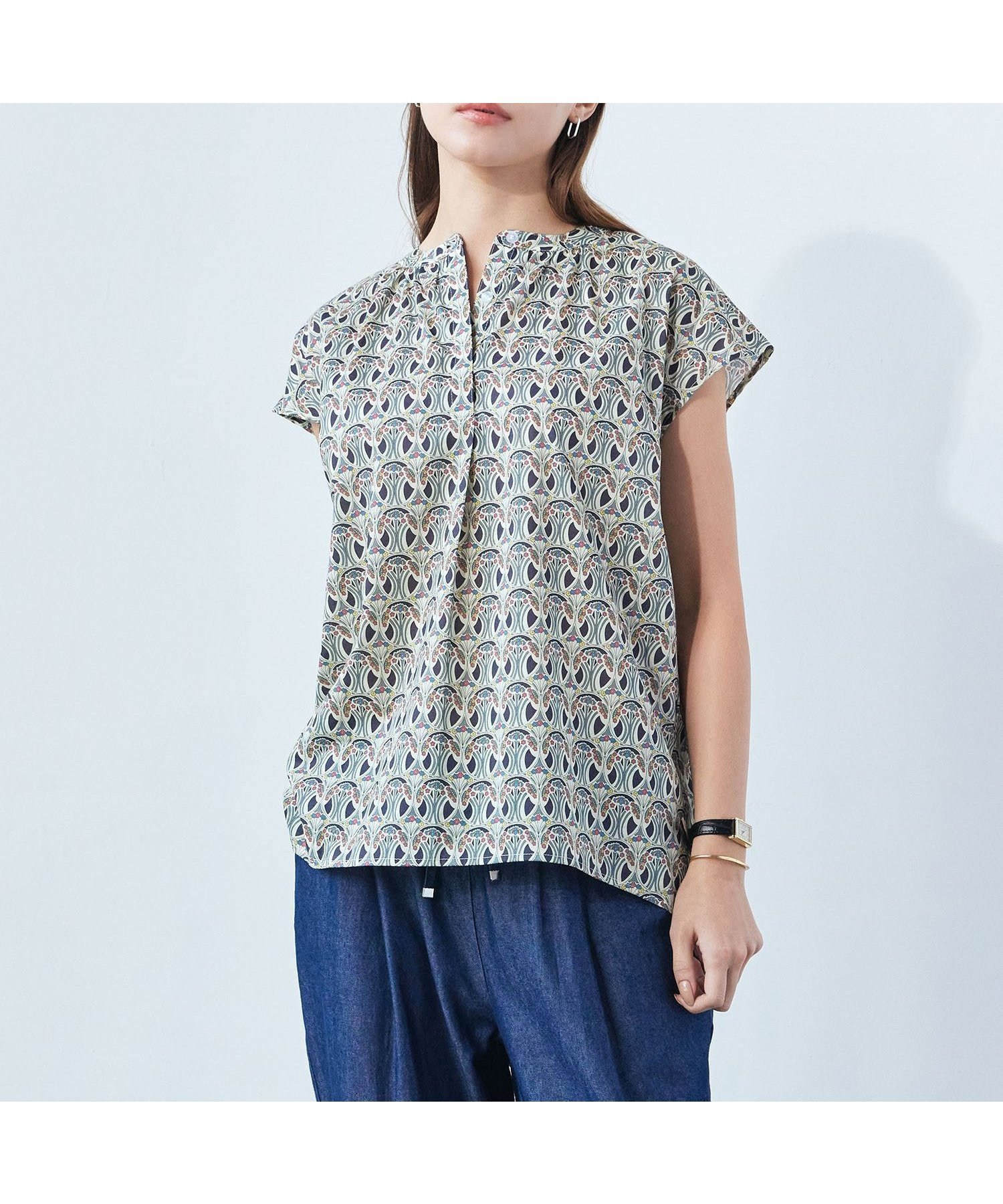 【ルスークホリデー/LE SOUK HOLIDAY】の【Liberty】リバティプリントブラウス インテリア・キッズ・メンズ・レディースファッション・服の通販 founy(ファウニー) 　ファッション　Fashion　レディースファッション　Fashion for Women　トップス・カットソー　Cut & Sew Tops　シャツ・ブラウス・オフィスカジュアル　Elegant Blouses & Button-Ups　ギャザー　Gathered, Ruffled　シンプル　Simple, Minimal　今季　This Season, Current Season　オフホワイト|ID: prp329100004989433 ipo3291000000037373239