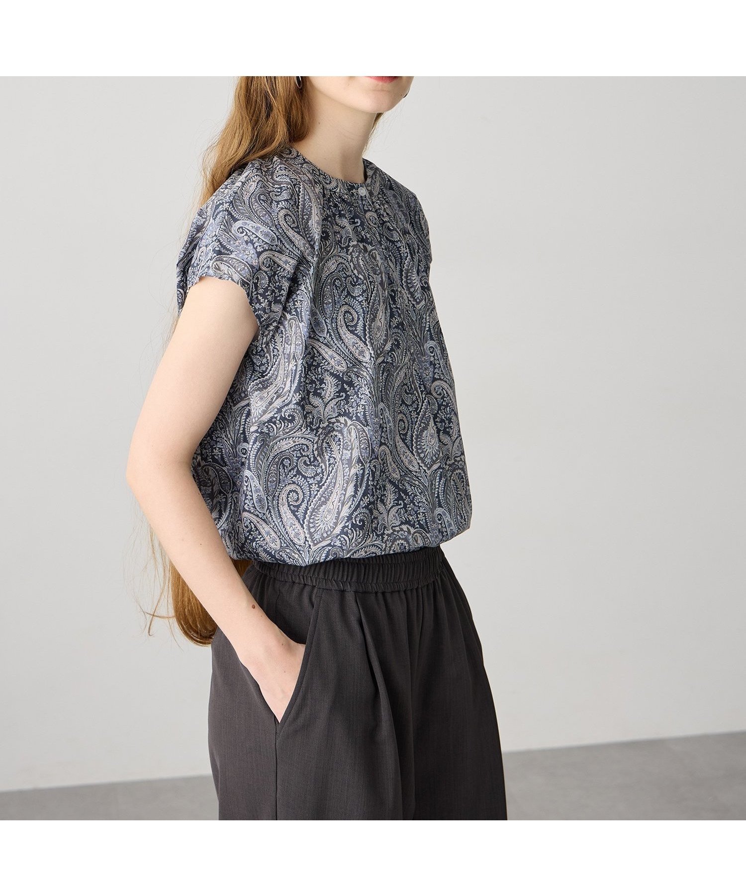 【ルスークホリデー/LE SOUK HOLIDAY】の【Liberty】リバティプリントブラウス インテリア・キッズ・メンズ・レディースファッション・服の通販 founy(ファウニー) 　ファッション　Fashion　レディースファッション　Fashion for Women　トップス・カットソー　Cut & Sew Tops　シャツ・ブラウス・オフィスカジュアル　Elegant Blouses & Button-Ups　ギャザー　Gathered, Ruffled　シンプル　Simple, Minimal　今季　This Season, Current Season　チャコールグレー|ID: prp329100004989433 ipo3291000000037373240