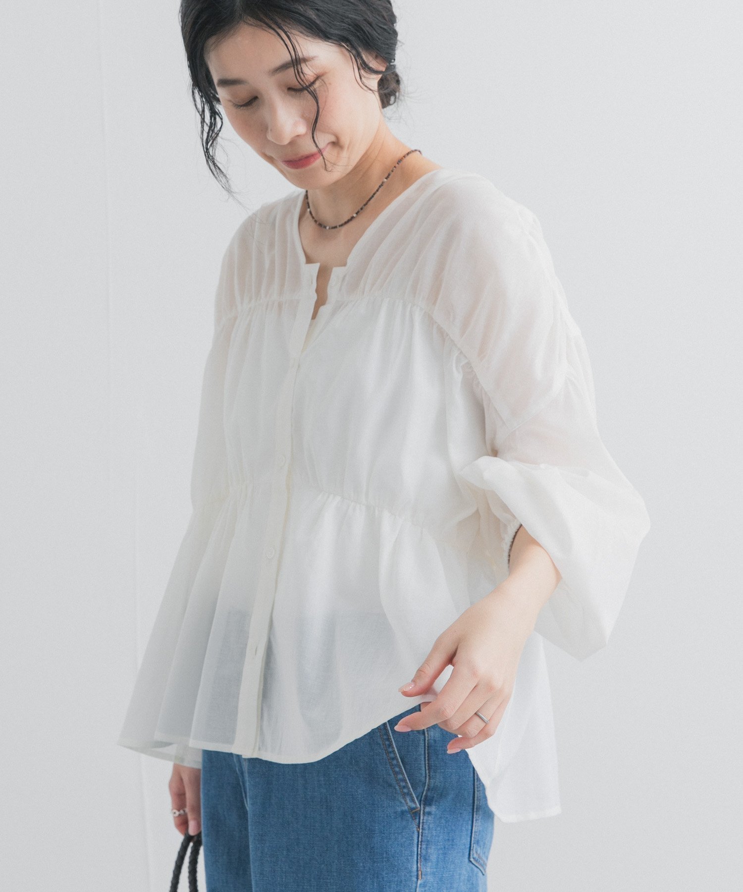 【アーバンリサーチ ドアーズ/URBAN RESEARCH DOORS】の『UR TECH』コットンギャザーVネックブラウス インテリア・キッズ・メンズ・レディースファッション・服の通販 founy(ファウニー) 　ファッション　Fashion　レディースファッション　Fashion for Women　トップス・カットソー　Cut & Sew Tops　シャツ・ブラウス・オフィスカジュアル　Elegant Blouses & Button-Ups　Vネックトップス　V-Neck Tops / V-Cut Neckline Shirts　2026年　2026　2026春夏・S/S　Spring/Summer 2026 SS26　カーディガン　Cardigan, Knitwear　ギャザー　Gathered, Ruffled　夏　Summer　抗菌　Antibacterial, Bacteria-Resistant　S/S・春夏　SS, Spring/Summer, Warm Season　オフホワイト|ID: prp329100004989474 ipo3291000000037373541