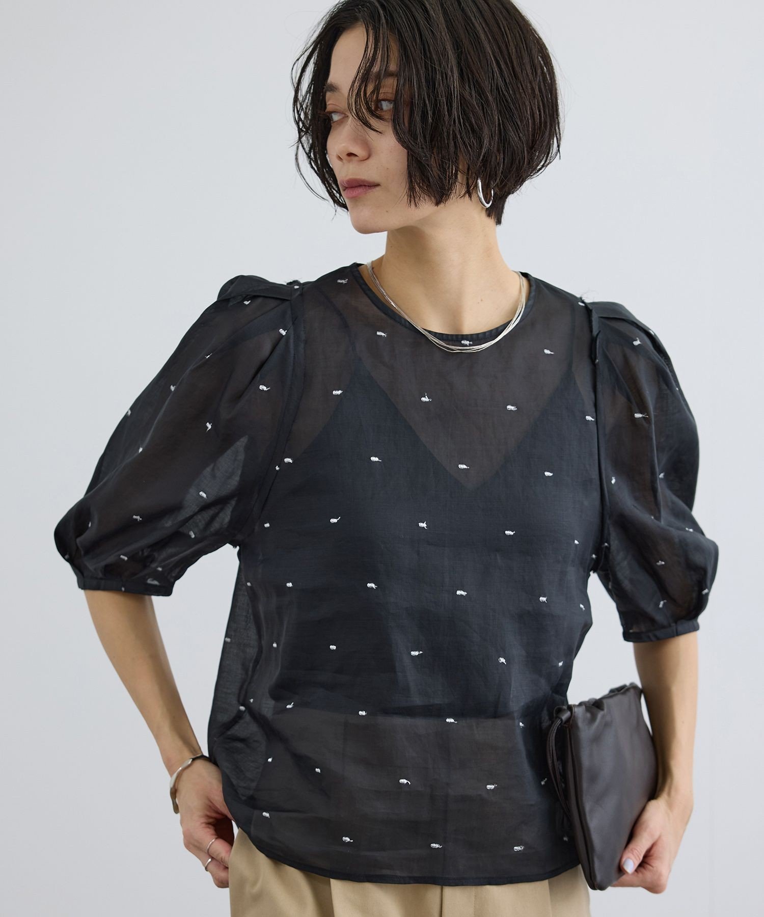 【サロン アダム エ ロペ/SALON adam et rope'】の【WEB限定】ラメドット刺繍ボリュームスリーブブラウス / イージーケア インテリア・キッズ・メンズ・レディースファッション・服の通販 founy(ファウニー) 　ファッション　Fashion　レディースファッション　Fashion for Women　トップス・カットソー　Cut & Sew Tops　シャツ・ブラウス・オフィスカジュアル　Elegant Blouses & Button-Ups　ボリューム袖・フリルスリーブブラウス　Voluminous & Ruffle Sleeves / Puffy Sleeve Tops　オーガンジー　Organza Fabric　洗える　Machine Washable　カーゴパンツ　Cargo Pants, Utility Pants　クロップド　Cropped, Short Length　シアー　Sheer, See-Through　シルバー　Silver, Metallic Silver　スリーブ　Sleeve, Long Sleeve / Short Sleeve　デニム　Denim, Jeans Material　ドット　Polka Dot, Dot Pattern　人気　Popular, Best Seller　バランス　Balance, Style Balance　エレガント 上品　Elegant　ブラック(01)|ID: prp329100004989489 ipo3291000000037373668