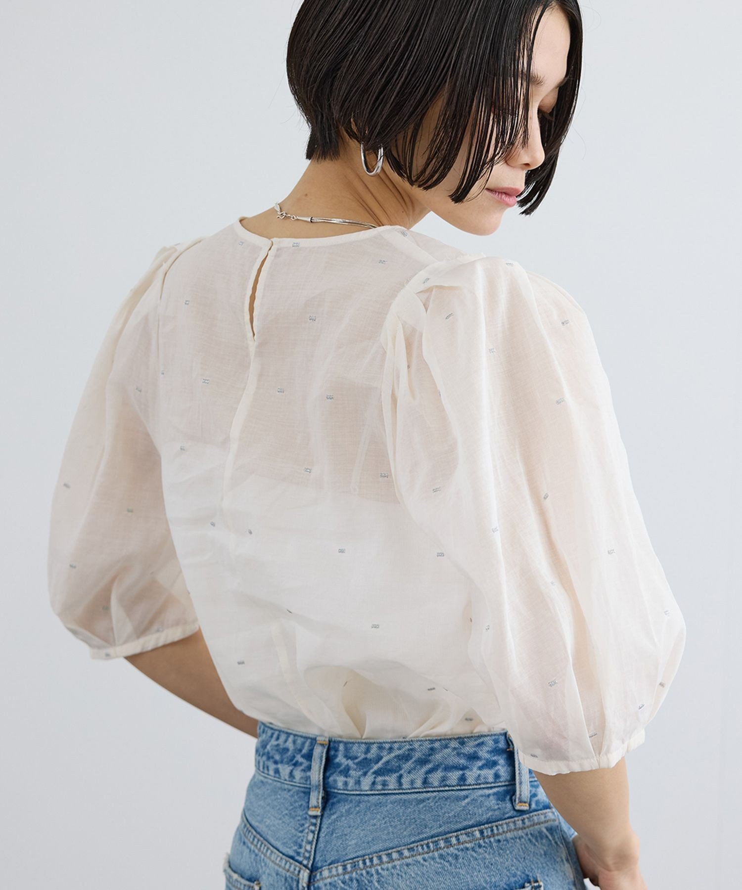 【サロン アダム エ ロペ/SALON adam et rope'】の【WEB限定】ラメドット刺繍ボリュームスリーブブラウス / イージーケア インテリア・キッズ・メンズ・レディースファッション・服の通販 founy(ファウニー) 　ファッション　Fashion　レディースファッション　Fashion for Women　トップス・カットソー　Cut & Sew Tops　シャツ・ブラウス・オフィスカジュアル　Elegant Blouses & Button-Ups　ボリューム袖・フリルスリーブブラウス　Voluminous & Ruffle Sleeves / Puffy Sleeve Tops　オーガンジー　Organza Fabric　洗える　Machine Washable　カーゴパンツ　Cargo Pants, Utility Pants　クロップド　Cropped, Short Length　シアー　Sheer, See-Through　シルバー　Silver, Metallic Silver　スリーブ　Sleeve, Long Sleeve / Short Sleeve　デニム　Denim, Jeans Material　ドット　Polka Dot, Dot Pattern　人気　Popular, Best Seller　バランス　Balance, Style Balance　エレガント 上品　Elegant　オフホワイト(15)|ID: prp329100004989489 ipo3291000000037373669