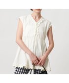 【ユナイテッドアローズ/UNITED ARROWS】のタックプリーツフリル Vネックノースリーブブラウス - UVカット 接触冷感 吸水速乾 ウォッシャブル - 大人の最旬トレンドファッション＆コーディネート founy(ファウニー) ファッション Fashion レディースファッション Fashion for Women トップス・カットソー Cut & Sew Tops キャミソール&ノースリーブ Camisoles & Sleeveless Tops シャツ・ブラウス・オフィスカジュアル Elegant Blouses & Button-Ups Vネックトップス V-Neck Tops / V-Cut Neckline Shirts ウォッシャブル Machine Washable 洗える Machine Washable ギャザー Gathered, Ruffled 吸水 Absorbent, Quick-Dry タイプライター Typewriter Fabric, Crisp Cotton ノースリーブ Sleeveless, No-Sleeve フロント Front, Front Design プリーツ Pleats, Pleated ペプラム Peplum, Flared Hem リラックス Relax, Relaxed Fit ワイド Wide, Wide Fit アウトレット Outlet / Clearance おすすめ Recommended / Our Picks エレガント 上品 Elegant thumbnail OFF WHITE|ID: prp329100004989538 ipo3291000000037374055