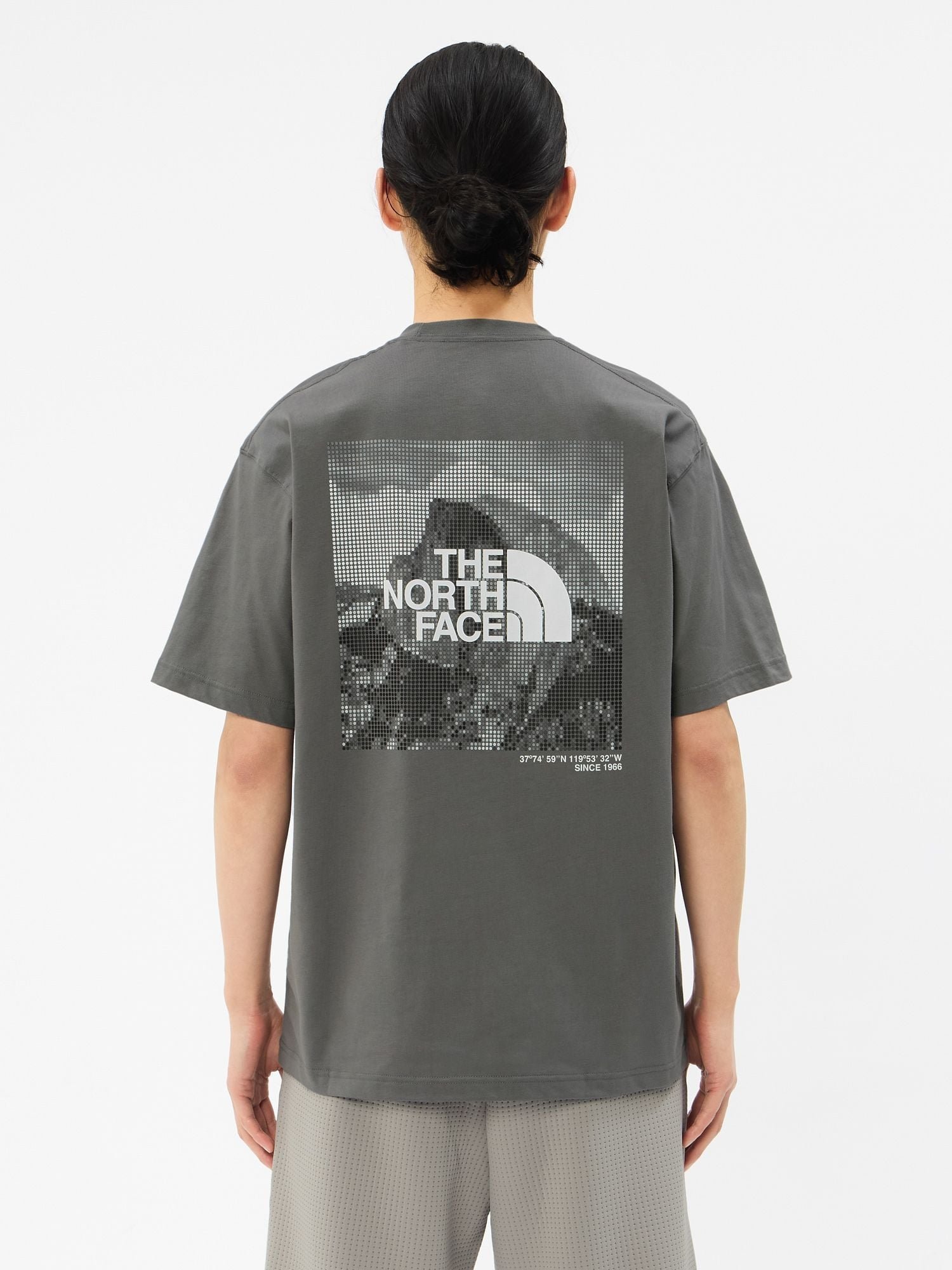 【ザ ノース フェイス/THE NORTH FACE】の【公式】ショートスリーブハーフドームデジタルスクエアロゴティー(ユニセックス) インテリア・キッズ・メンズ・レディースファッション・服の通販 founy(ファウニー) 　ファッション　Fashion　レディースファッション　Fashion for Women　おすすめ　Recommended / Our Picks　アウトドア　Outdoor Clothing　グラフィック　Graphic, Graphic Design　スクエア　Square, Square Shape　フィット　Fit, Slim Fit　プリント　Print, Printed Pattern　レギュラー　Regular, Standard Fit　半袖　Short Sleeve, Half Sleeve　スモークドパール|ID: prp329100004989594 ipo3291000000037374607