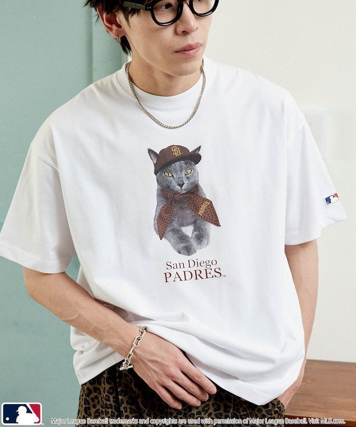 【フリークスストア/FREAK'S STORE】の機能性素材 別注 MLB アニマルプリント Tシャツ 限定展開 インテリア・キッズ・メンズ・レディースファッション・服の通販 founy(ファウニー) https://founy.com/ ファッション Fashion レディースファッション Fashion for Women トップス・カットソー Cut & Sew Tops シャツ・ブラウス・オフィスカジュアル Elegant Blouses & Button-Ups ロングTシャツ・Tシャツ Longline T-Shirts & Tees キャップ Cap, Baseball Cap 吸水 Absorbent, Quick-Dry スポーツ Sports, Activewear トレンド Trend, Trending Now 猫 Cat, Kitty バンダナ Bandana, Head Scarf ビッグ Big, Oversized フロント Front, Front Design 別注 Limited Edition, Custom Order ユニセックス Unisex, Genderless リラックス Relax, Relaxed Fit ルーズ Loose, Oversized S/S・春夏 SS, Spring/Summer, Warm Season 犬 Dog 夏 Summer エレガント 上品 Elegant 2026年 2026 2026春夏・S/S Spring/Summer 2026 SS26 |ID: prp329100004989602 ipo3291000000037374659