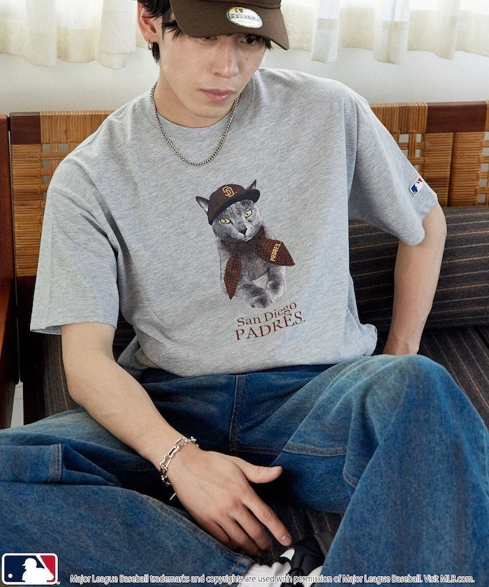 【フリークスストア/FREAK'S STORE】の機能性素材 別注 MLB アニマルプリント Tシャツ 限定展開 インテリア・キッズ・メンズ・レディースファッション・服の通販 founy(ファウニー) 　ファッション　Fashion　レディースファッション　Fashion for Women　トップス・カットソー　Cut & Sew Tops　シャツ・ブラウス・オフィスカジュアル　Elegant Blouses & Button-Ups　ロングTシャツ・Tシャツ　Longline T-Shirts & Tees　キャップ　Cap, Baseball Cap　吸水　Absorbent, Quick-Dry　スポーツ　Sports, Activewear　トレンド　Trend, Trending Now　猫　Cat, Kitty　バンダナ　Bandana, Head Scarf　ビッグ　Big, Oversized　フロント　Front, Front Design　別注　Limited Edition, Custom Order　ユニセックス　Unisex, Genderless　リラックス　Relax, Relaxed Fit　ルーズ　Loose, Oversized　S/S・春夏　SS, Spring/Summer, Warm Season　犬　Dog　夏　Summer　エレガント 上品　Elegant　2026年　2026　2026春夏・S/S　Spring/Summer 2026 SS26　ライトグレー|ID: prp329100004989602 ipo3291000000037374662