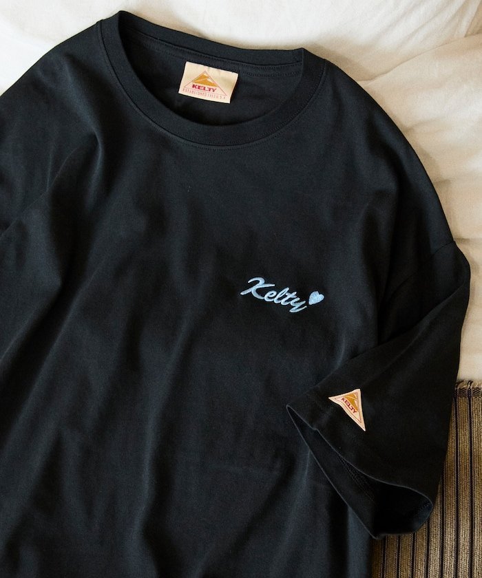 【フリークスストア/FREAK'S STORE】のKELTY×FREAK S STORE/ケルティ 別注 ビッグシルエット ロゴワンポイント ハート刺繍 クルーネックTシャツ 【限定展開】 インテリア・キッズ・メンズ・レディースファッション・服の通販 founy(ファウニー) 　ファッション　Fashion　レディースファッション　Fashion for Women　トップス・カットソー　Cut & Sew Tops　シャツ・ブラウス・オフィスカジュアル　Elegant Blouses & Button-Ups　ロングTシャツ・Tシャツ　Longline T-Shirts & Tees　インナー　Innerwear　カーゴパンツ　Cargo Pants, Utility Pants　吸水　Absorbent, Quick-Dry　スラックス　Slacks, Dress Pants　デニム　Denim, Jeans Material　トレンド　Trend, Trending Now　定番　Standard, Basic Item　バランス　Balance, Style Balance　ビッグ　Big, Oversized　別注　Limited Edition, Custom Order　ワイド　Wide, Wide Fit　ワンポイント　One Point, Statement Accent　S/S・春夏　SS, Spring/Summer, Warm Season　おすすめ　Recommended / Our Picks　夏　Summer　2026年　2026　2026春夏・S/S　Spring/Summer 2026 SS26　ブラック|ID: prp329100004989608 ipo3291000000037374692