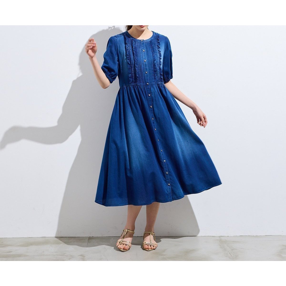 【ローズティアラ/Rose Tiara】のライトデニムワンピース インテリア・キッズ・メンズ・レディースファッション・服の通販 founy(ファウニー) ファッション Fashion レディースファッション Fashion for Women ワンピース Dresses フィット Fit, Slim Fit フェミニン Feminine, Girly フリル Frill, Ruffle フレア Flare, Flared フロント Front, Front Design ポケット Pocket, Pocket Detail リボン Ribbon, Bow ダークブルー|ID: prp329100004989708 ipo3291000000037375266