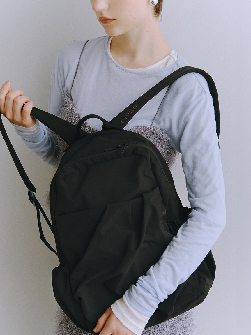 【エミ/emmi】の【ONLINE限定カラー】eco 撥水ギャザーボディーバックパック インテリア・キッズ・メンズ・レディースファッション・服の通販 founy(ファウニー) 　雑誌掲載アイテム　Magazine Picks & Fashion Features　ファッション雑誌　Fashion Magazines　ビジンヒャッカ　美人百花　バイラ　BAILA　クラッシィ　CLASSY.　オトナミューズ　otona MUSE　ファッション　Fashion　レディースファッション　Fashion for Women　バッグ　Bags　春　Spring　ギャザー　Gathered, Ruffled　コンパクト　Compact, Small Size　11月号　November Issue　12月号　December Issue　スマート　Smart, Elegant　雑誌　Magazine, Fashion Magazine　タンブラー　Tumbler, Travel Mug　8月号　August Issue, Aug. Edition　ポケット　Pocket, Pocket Detail　おすすめ　Recommended / Our Picks　夏　Summer　ギフト プレゼント　Gift / Present　ビジネス 仕事 通勤　Business / Work / Commuting　BLK[009]|ID: prp329100004989767 ipo3291000000037375645