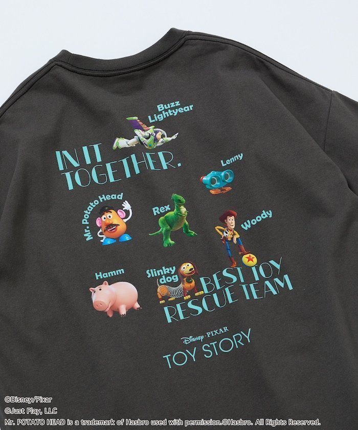 【フリークスストア/FREAK'S STORE】の【TOY STORY/トイ・ストーリー】 別注 バックプリント クルーネックTシャツ / RANDOM 【限定展開】 インテリア・キッズ・メンズ・レディースファッション・服の通販 founy(ファウニー) 　ファッション　Fashion　レディースファッション　Fashion for Women　トップス・カットソー　Cut & Sew Tops　シャツ・ブラウス・オフィスカジュアル　Elegant Blouses & Button-Ups　ロングTシャツ・Tシャツ　Longline T-Shirts & Tees　バッグ　Bags　カーゴパンツ　Cargo Pants, Utility Pants　キャラクター　Character, Licensed Characters　ショーツ　Shorts, Short Pants　シンプル　Simple, Minimal　デニム　Denim, Jeans Material　トレンド　Trend, Trending Now　定番　Standard, Basic Item　人気　Popular, Best Seller　ビッグ　Big, Oversized　プリント　Print, Printed Pattern　ボトム　Bottoms, Lower Wear　別注　Limited Edition, Custom Order　ワイド　Wide, Wide Fit　S/S・春夏　SS, Spring/Summer, Warm Season　おすすめ　Recommended / Our Picks　夏　Summer　2026年　2026　2026春夏・S/S　Spring/Summer 2026 SS26　スミクロ|ID: prp329100004989974 ipo3291000000037376762