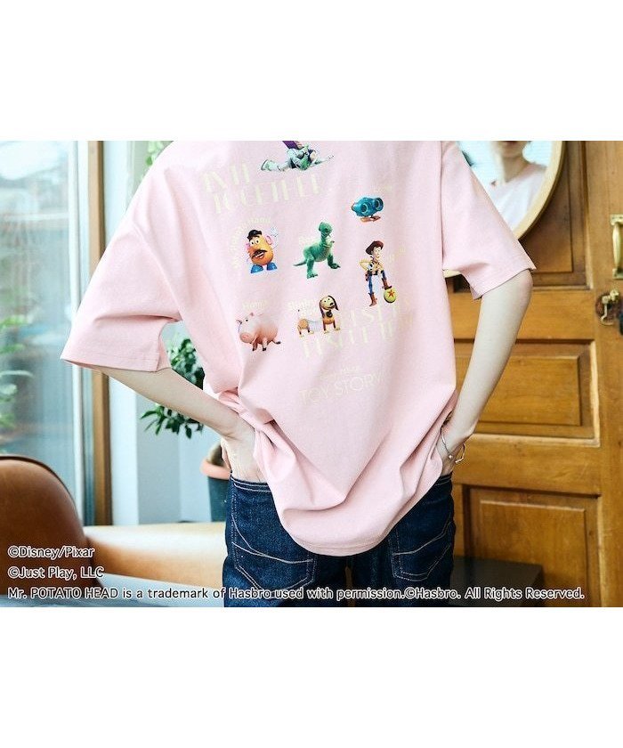 【フリークスストア/FREAK'S STORE】の【TOY STORY/トイ・ストーリー】 別注 バックプリント クルーネックTシャツ / RANDOM 【限定展開】 インテリア・キッズ・メンズ・レディースファッション・服の通販 founy(ファウニー) 　ファッション　Fashion　レディースファッション　Fashion for Women　トップス・カットソー　Cut & Sew Tops　シャツ・ブラウス・オフィスカジュアル　Elegant Blouses & Button-Ups　ロングTシャツ・Tシャツ　Longline T-Shirts & Tees　バッグ　Bags　カーゴパンツ　Cargo Pants, Utility Pants　キャラクター　Character, Licensed Characters　ショーツ　Shorts, Short Pants　シンプル　Simple, Minimal　デニム　Denim, Jeans Material　トレンド　Trend, Trending Now　定番　Standard, Basic Item　人気　Popular, Best Seller　ビッグ　Big, Oversized　プリント　Print, Printed Pattern　ボトム　Bottoms, Lower Wear　別注　Limited Edition, Custom Order　ワイド　Wide, Wide Fit　S/S・春夏　SS, Spring/Summer, Warm Season　おすすめ　Recommended / Our Picks　夏　Summer　2026年　2026　2026春夏・S/S　Spring/Summer 2026 SS26　ピンク|ID: prp329100004989974 ipo3291000000037376763