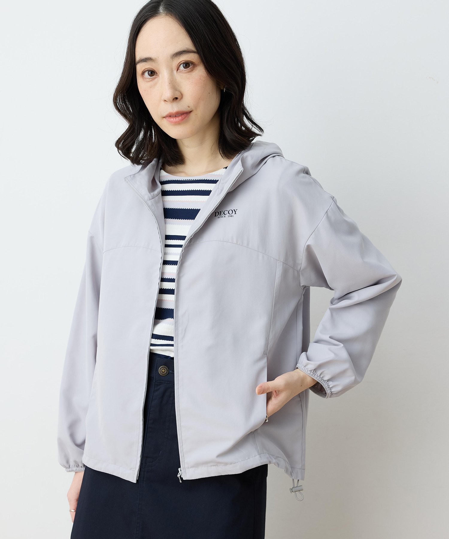 【デコイ/DECOY Since1981】のパッカブルパーカー【軽量】 インテリア・キッズ・メンズ・レディースファッション・服の通販 founy(ファウニー) 　ファッション　Fashion　レディースファッション　Fashion for Women　トップス・カットソー　Cut & Sew Tops　レディースパーカー・カジュアルフーディー　Casual Hoodies & Sweatshirts　おすすめ　Recommended / Our Picks　ダウン　Down, Puffer　ドローコード　Drawcord, Drawstring Cord　パーカー　Hoodie, Parka　ワンポイント　One Point, Statement Accent　巾着　Drawstring Bag, Kinchaku　旅行　Travel　軽量　Lightweight, Ultra Light　ライトグレー|ID: prp329100004990022 ipo3291000000037377010