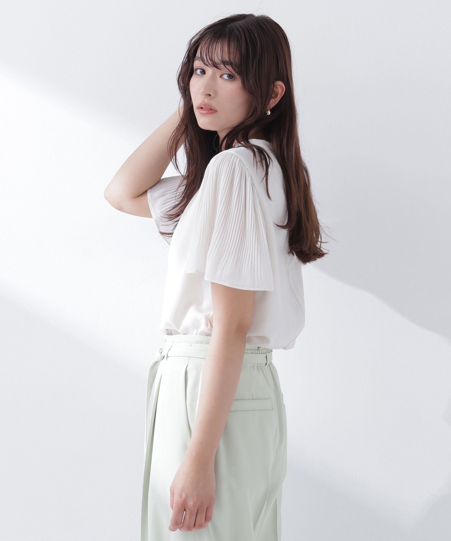 【ナチュラル ビューティー ベーシック/NATURAL BEAUTY BASIC】の楊柳フレアスリーブブラウス インテリア・キッズ・メンズ・レディースファッション・服の通販 founy(ファウニー) 　ファッション　Fashion　レディースファッション　Fashion for Women　トップス・カットソー　Cut & Sew Tops　シャツ・ブラウス・オフィスカジュアル　Elegant Blouses & Button-Ups　プリーツ　Pleats, Pleated　オフホワイト1|ID: prp329100004990048 ipo3291000000037377174