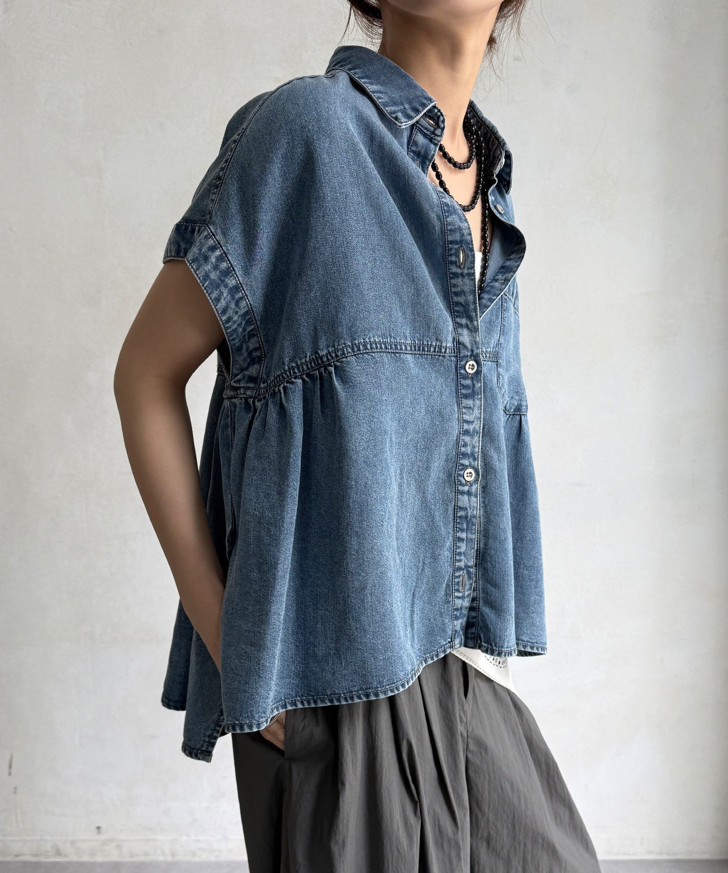 【ドゥドゥ/DouDou】の【WEB限定】リヨセルデニム半袖シャツ インテリア・キッズ・メンズ・レディースファッション・服の通販 founy(ファウニー) 　ファッション　Fashion　レディースファッション　Fashion for Women　トップス・カットソー　Cut & Sew Tops　シャツ・ブラウス・オフィスカジュアル　Elegant Blouses & Button-Ups　ギャザー　Gathered, Ruffled　切替　Switching, Contrast Panel　シンプル　Simple, Minimal　スマート　Smart, Elegant　スリーブ　Sleeve, Long Sleeve / Short Sleeve　デニム　Denim, Jeans Material　フレンチ　French, French Style　半袖　Short Sleeve, Half Sleeve　羽織　Haori, Light Jacket　S/S・春夏　SS, Spring/Summer, Warm Season　再入荷　Restock / Back in Stock　夏　Summer　2026年　2026　2026春夏・S/S　Spring/Summer 2026 SS26　ブルー|ID: prp329100004990083 ipo3291000000037377376