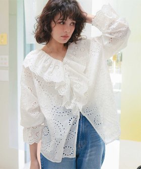 【ティティベイト/titivate】のフリルカラーレースブラウス トップス シャツ 刺繍 花柄 大人可愛い 大人の最旬トレンドファッション＆コーディネート founy(ファウニー) ファッション Fashion レディースファッション Fashion for Women トップス・カットソー Cut & Sew Tops シャツ・ブラウス・オフィスカジュアル Elegant Blouses & Button-Ups 花柄・フラワープリント・モチーフ Floral Prints & Motifs / Flower Pattern Tops アクセサリー Fashion Accessories クラシカル Classical, Vintage-Inspired デニム Denim, Jeans Material ネップ Nepp, Slub Yarn フェミニン Feminine, Girly フリル Frill, Ruffle ワーク Workwear, Utility Style エレガント 上品 Elegant |ID:prp329100004990089