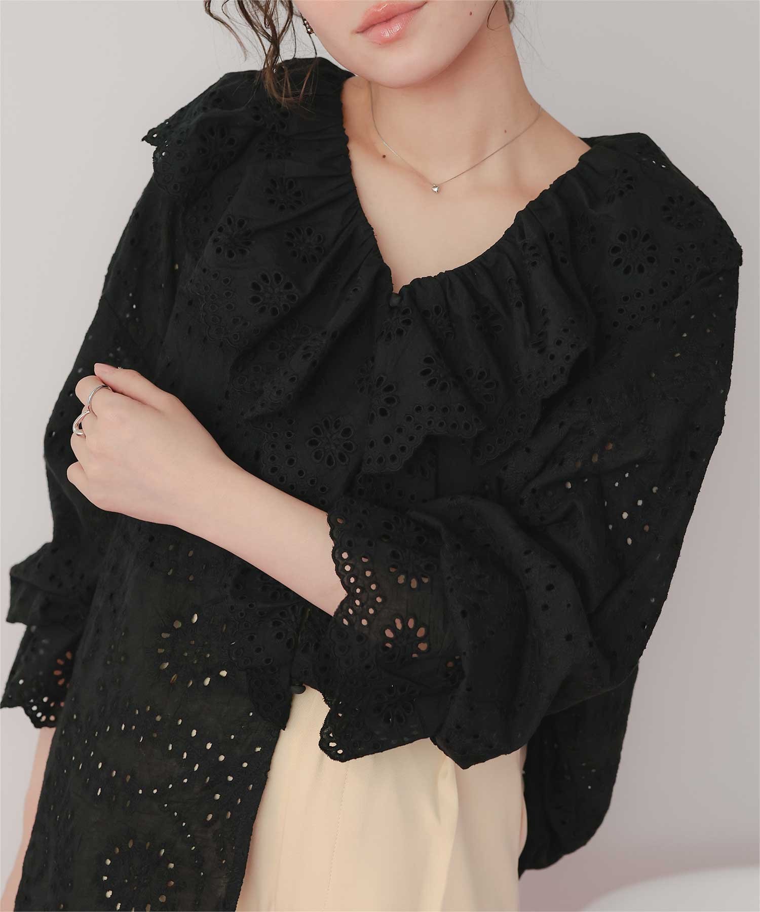 【ティティベイト/titivate】のフリルカラーレースブラウス トップス シャツ 刺繍 花柄 大人可愛い インテリア・キッズ・メンズ・レディースファッション・服の通販 founy(ファウニー) 　ファッション　Fashion　レディースファッション　Fashion for Women　トップス・カットソー　Cut & Sew Tops　シャツ・ブラウス・オフィスカジュアル　Elegant Blouses & Button-Ups　花柄・フラワープリント・モチーフ　Floral Prints & Motifs / Flower Pattern Tops　アクセサリー　Fashion Accessories　クラシカル　Classical, Vintage-Inspired　デニム　Denim, Jeans Material　ネップ　Nepp, Slub Yarn　フェミニン　Feminine, Girly　フリル　Frill, Ruffle　ワーク　Workwear, Utility Style　エレガント 上品　Elegant　BK|ID: prp329100004990089 ipo3291000000037377411