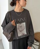 【ディスコート/Discoat】のフォトロゴプリントロンTシャツ 大人の最旬トレンドファッション＆コーディネート founy(ファウニー) ファッション Fashion レディースファッション Fashion for Women トップス・カットソー Cut & Sew Tops シャツ・ブラウス・オフィスカジュアル Elegant Blouses & Button-Ups ロングTシャツ・Tシャツ Longline T-Shirts & Tees おすすめ Recommended / Our Picks とろみ Fluid, Flowy Fabric インナー Innerwear カーディガン Cardigan, Knitwear キャミワンピース Cami Dress, Slip Dress サロペット Overalls, Salopette ジャケット Jacket, Outerwear スラックス Slacks, Dress Pants デニム Denim, Jeans Material フェミニン Feminine, Girly フレア Flare, Flared プリント Print, Printed Pattern マーメイド Mermaid, Fishtail Silhouette モノトーン Monotone, Black and White リラックス Relax, Relaxed Fit ロング Long, Long-Length thumbnail チャコールグレー|ID: prp329100004990141 ipo3291000000037377719