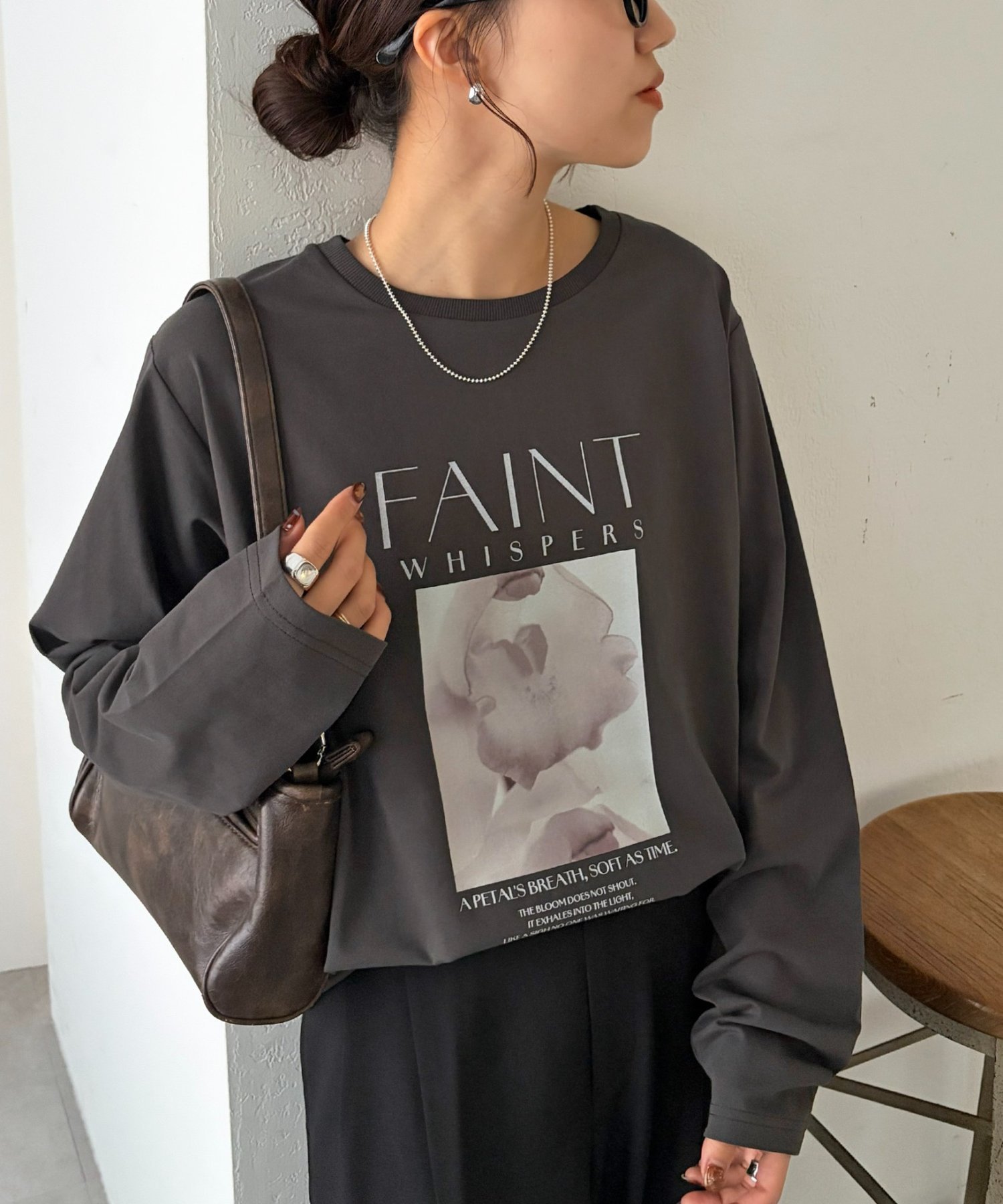 【ディスコート/Discoat】のフォトロゴプリントロンTシャツ インテリア・キッズ・メンズ・レディースファッション・服の通販 founy(ファウニー) 　ファッション　Fashion　レディースファッション　Fashion for Women　トップス・カットソー　Cut & Sew Tops　シャツ・ブラウス・オフィスカジュアル　Elegant Blouses & Button-Ups　ロングTシャツ・Tシャツ　Longline T-Shirts & Tees　おすすめ　Recommended / Our Picks　とろみ　Fluid, Flowy Fabric　インナー　Innerwear　カーディガン　Cardigan, Knitwear　キャミワンピース　Cami Dress, Slip Dress　サロペット　Overalls, Salopette　ジャケット　Jacket, Outerwear　スラックス　Slacks, Dress Pants　デニム　Denim, Jeans Material　フェミニン　Feminine, Girly　フレア　Flare, Flared　プリント　Print, Printed Pattern　マーメイド　Mermaid, Fishtail Silhouette　モノトーン　Monotone, Black and White　リラックス　Relax, Relaxed Fit　ロング　Long, Long-Length　チャコールグレー|ID: prp329100004990141 ipo3291000000037377719