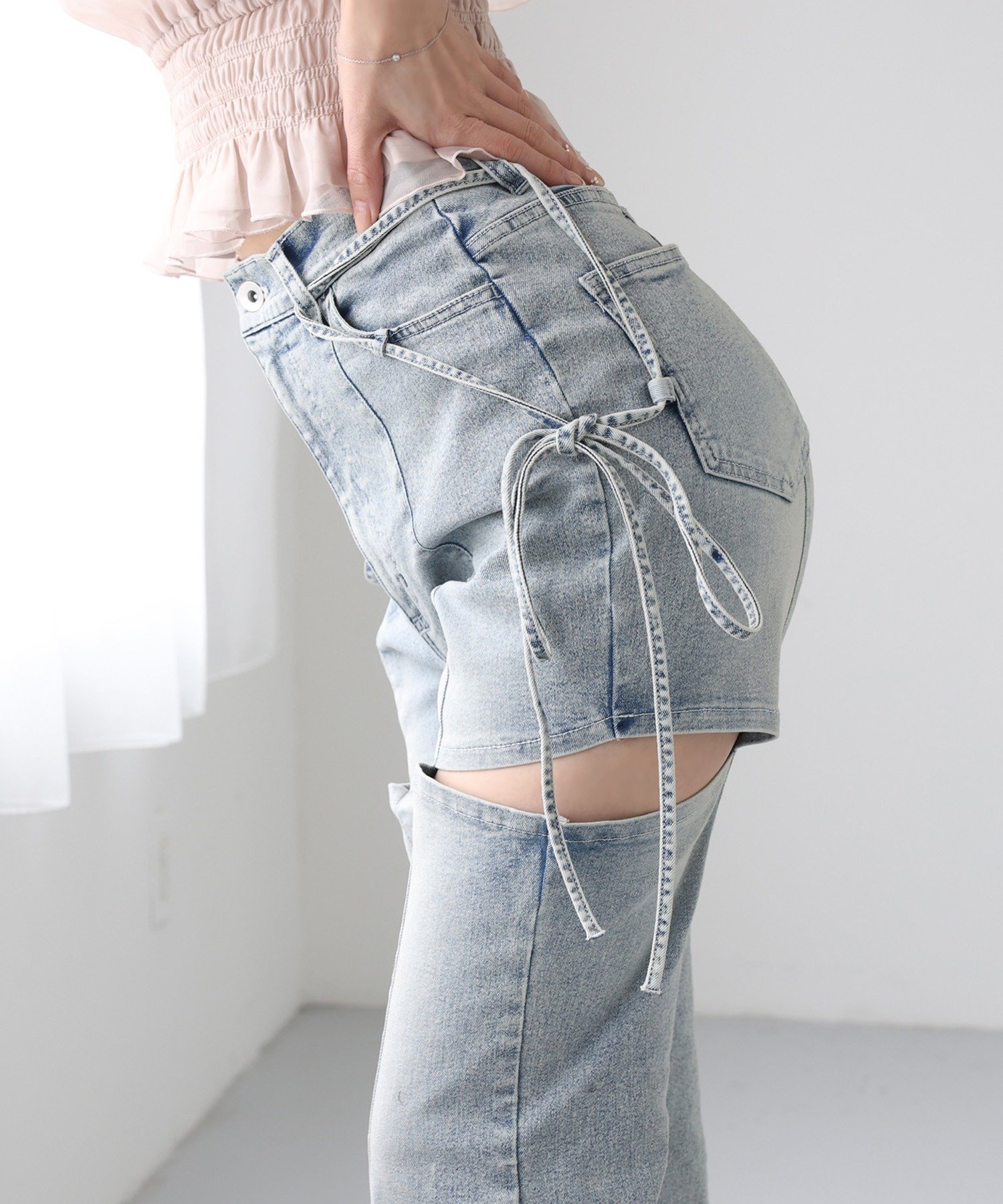 【ナイスクラップ/NICE CLAUP】の【 XS/S/Mサイズ展開】サイドスリットリボン美脚デニムパンツ インテリア・キッズ・メンズ・レディースファッション・服の通販 founy(ファウニー) 　ファッション　Fashion　レディースファッション　Fashion for Women　パンツ　Pants & Trousers　デニムパンツ・ジーンズ・美脚デニム　Denim Jeans & Pants　インディゴ　Indigo Denim　カーディガン　Cardigan, Knitwear　ガーリー　Girly, Feminine Style　コンパクト　Compact, Small Size　ショート　Short, Short Length　スリット　Slit, Slit Detail　センター　Center, Center Line　デニム　Denim, Jeans Material　トレンド　Trend, Trending Now　バランス　Balance, Style Balance　フレア　Flare, Flared　ブリーチ　Bleach, Washed Finish　リボン　Ribbon, Bow　おすすめ　Recommended / Our Picks　夏　Summer　ブルー|ID: prp329100004990184 ipo3291000000037378016