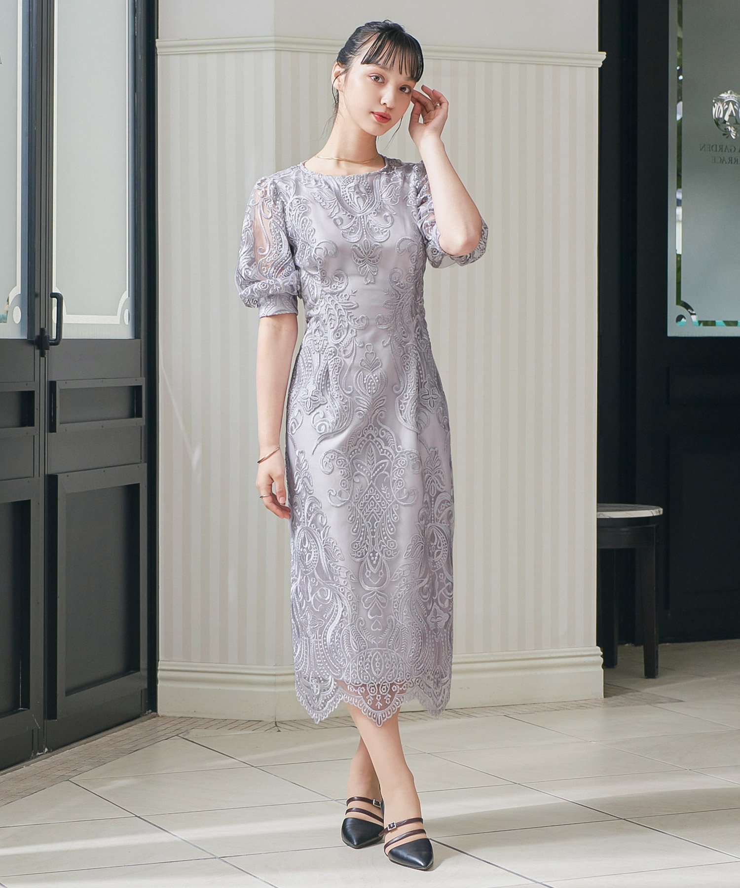 【ビーフラット/bflat】の刺繍レース バックリボン タイトドレス インテリア・キッズ・メンズ・レディースファッション・服の通販 founy(ファウニー) 　ファッション　Fashion　レディースファッション　Fashion for Women　ワンピース　Dresses　フォーマル・パーティードレス・結婚式用ドレス　Elegant & Casual Dresses　おすすめ　Recommended / Our Picks　クール　Cool, Chic　スリット　Slit, Slit Detail　ドレス　Dress, One-Piece　ペンシル　Pencil, Pencil Skirt　リボン　Ribbon, Bow　レース　Lace, Lace Fabric　二次会　After Party　披露宴　Wedding Reception　結婚式　Wedding　グレージュ|ID: prp329100004990254 ipo3291000000037378344