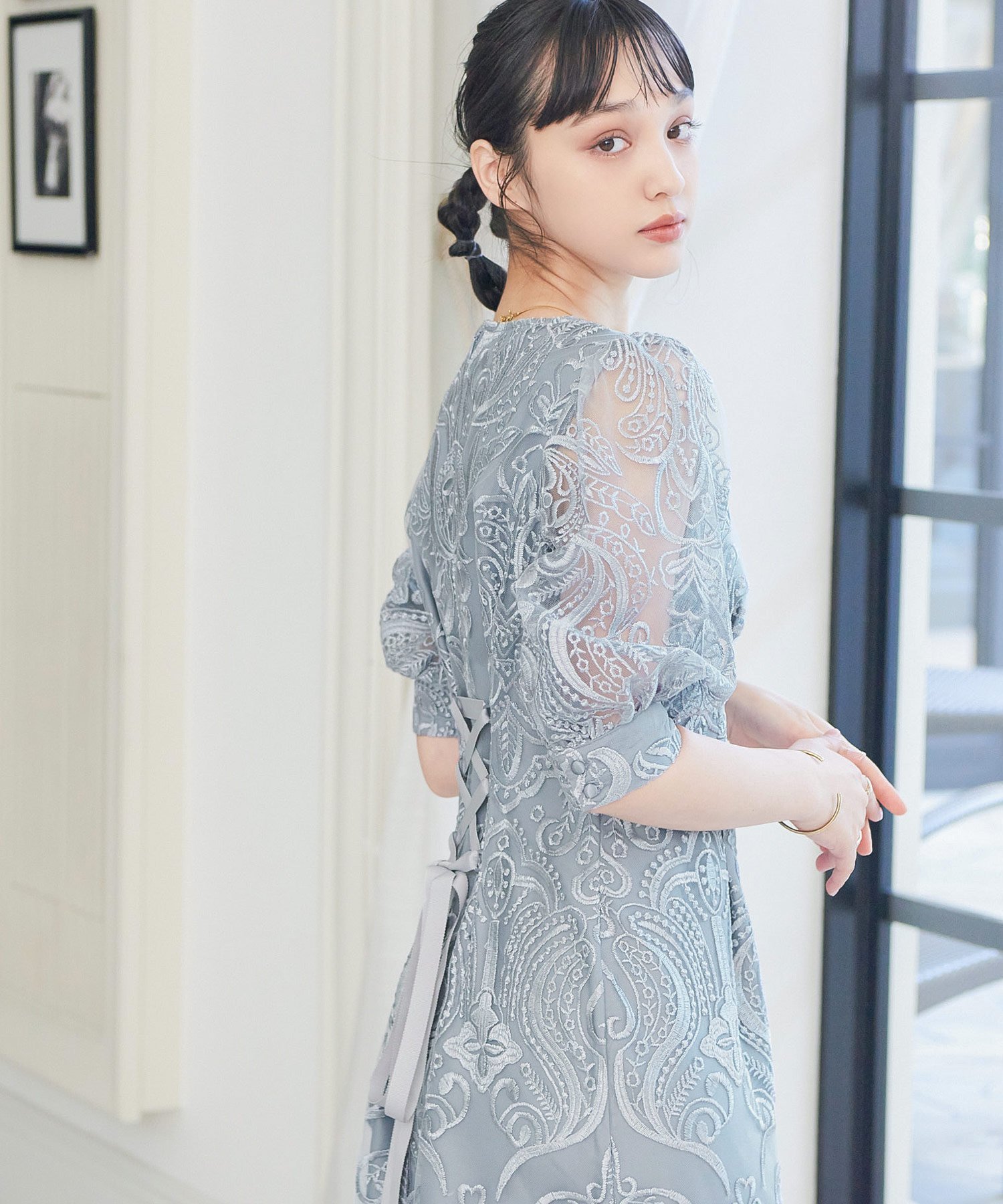 【ビーフラット/bflat】の刺繍レース バックリボン タイトドレス インテリア・キッズ・メンズ・レディースファッション・服の通販 founy(ファウニー) 　ファッション　Fashion　レディースファッション　Fashion for Women　ワンピース　Dresses　フォーマル・パーティードレス・結婚式用ドレス　Elegant & Casual Dresses　おすすめ　Recommended / Our Picks　クール　Cool, Chic　スリット　Slit, Slit Detail　ドレス　Dress, One-Piece　ペンシル　Pencil, Pencil Skirt　リボン　Ribbon, Bow　レース　Lace, Lace Fabric　二次会　After Party　披露宴　Wedding Reception　結婚式　Wedding　ライトグレー|ID: prp329100004990254 ipo3291000000037378345