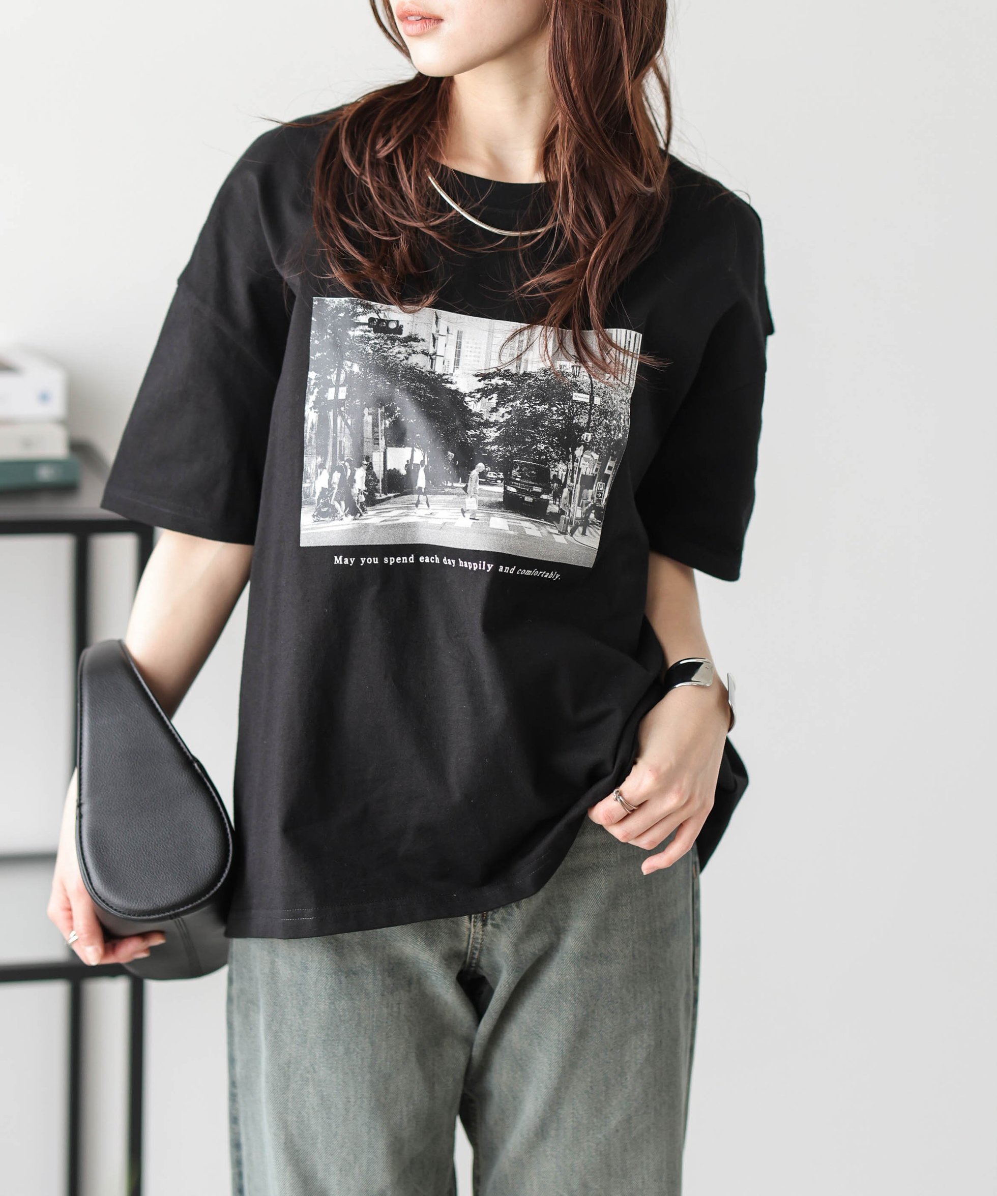 【ラジュール/Lajour】のフォトプリント Tシャツ インテリア・キッズ・メンズ・レディースファッション・服の通販 founy(ファウニー) 　ファッション　Fashion　レディースファッション　Fashion for Women　トップス・カットソー　Cut & Sew Tops　シャツ・ブラウス・オフィスカジュアル　Elegant Blouses & Button-Ups　ロングTシャツ・Tシャツ　Longline T-Shirts & Tees　インナー　Innerwear　グラフィック　Graphic, Graphic Design　サロペ　Salopette, Salopette Dress　ショルダー　Shoulder, Shoulder Strap　シンプル　Simple, Minimal　ジャケット　Jacket, Outerwear　デニム　Denim, Jeans Material　トレンド　Trend, Trending Now　ドロップ　Drop Shoulder, Dropped Style　プリント　Print, Printed Pattern　ベーシック　Basic, Essential　ボトム　Bottoms, Lower Wear　Aタイプブラック|ID: prp329100004992487 ipo3291000000037388997