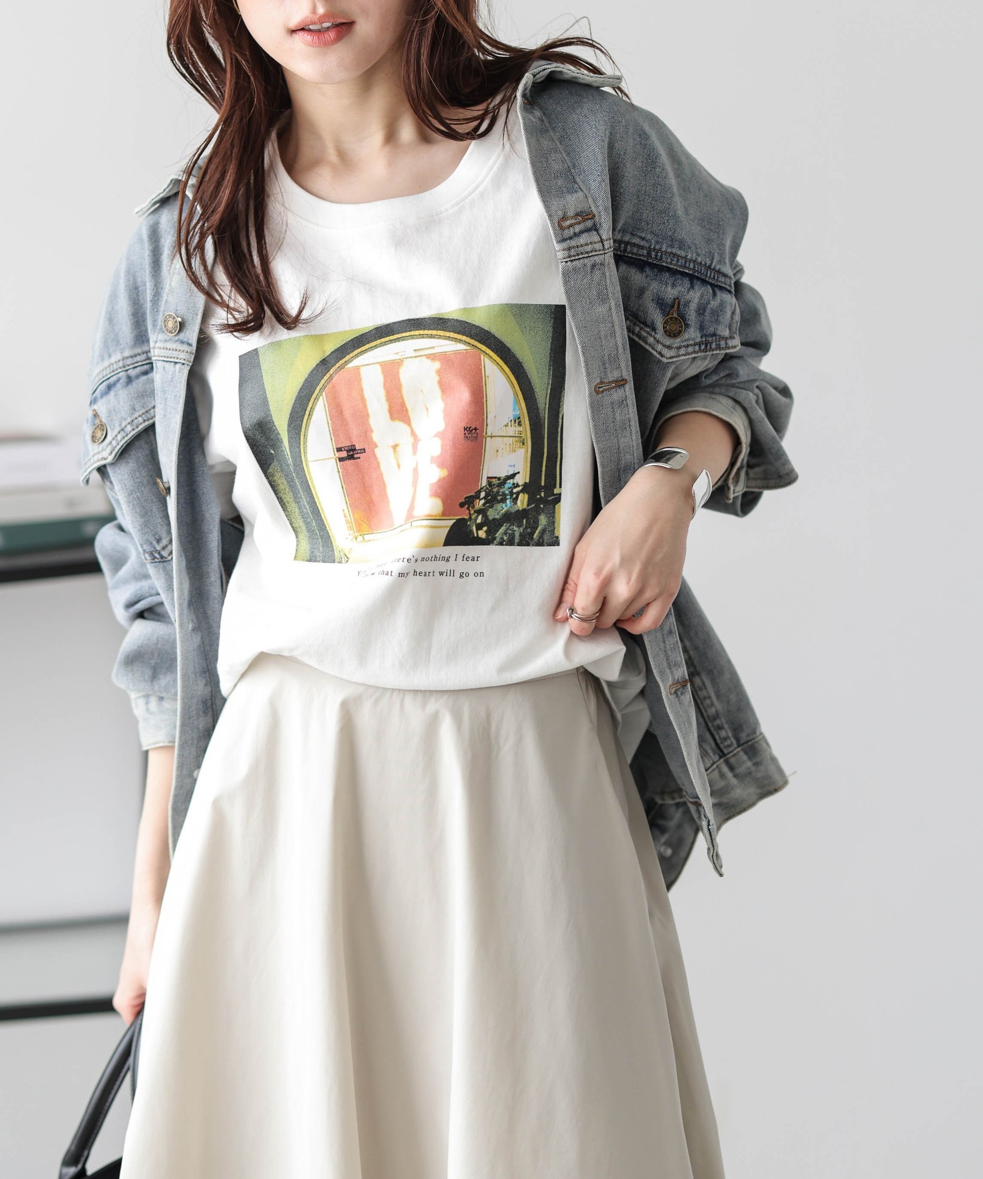 【ラジュール/Lajour】のフォトプリント Tシャツ インテリア・キッズ・メンズ・レディースファッション・服の通販 founy(ファウニー) 　ファッション　Fashion　レディースファッション　Fashion for Women　トップス・カットソー　Cut & Sew Tops　シャツ・ブラウス・オフィスカジュアル　Elegant Blouses & Button-Ups　ロングTシャツ・Tシャツ　Longline T-Shirts & Tees　インナー　Innerwear　グラフィック　Graphic, Graphic Design　サロペ　Salopette, Salopette Dress　ショルダー　Shoulder, Shoulder Strap　シンプル　Simple, Minimal　ジャケット　Jacket, Outerwear　デニム　Denim, Jeans Material　トレンド　Trend, Trending Now　ドロップ　Drop Shoulder, Dropped Style　プリント　Print, Printed Pattern　ベーシック　Basic, Essential　ボトム　Bottoms, Lower Wear　Bタイプホワイト|ID: prp329100004992487 ipo3291000000037388999