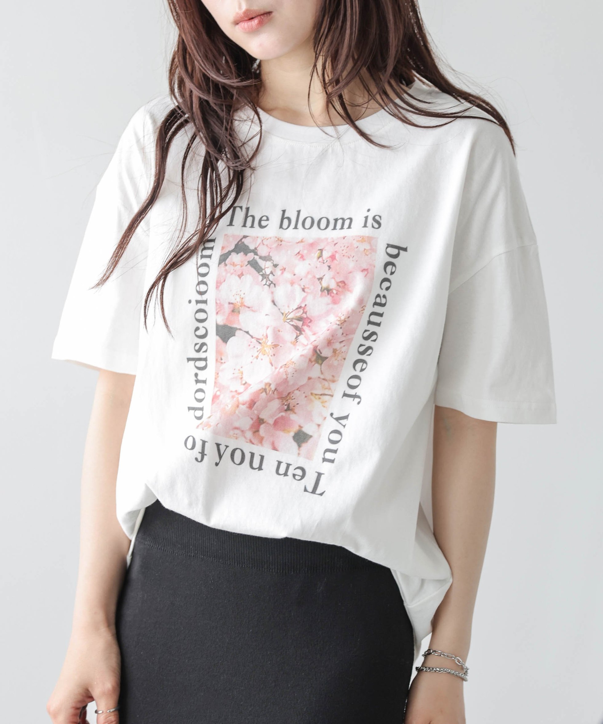 【ラジュール/Lajour】のフォトプリント Tシャツ インテリア・キッズ・メンズ・レディースファッション・服の通販 founy(ファウニー) 　ファッション　Fashion　レディースファッション　Fashion for Women　トップス・カットソー　Cut & Sew Tops　シャツ・ブラウス・オフィスカジュアル　Elegant Blouses & Button-Ups　ロングTシャツ・Tシャツ　Longline T-Shirts & Tees　インナー　Innerwear　グラフィック　Graphic, Graphic Design　サロペ　Salopette, Salopette Dress　ショルダー　Shoulder, Shoulder Strap　シンプル　Simple, Minimal　ジャケット　Jacket, Outerwear　デニム　Denim, Jeans Material　トレンド　Trend, Trending Now　ドロップ　Drop Shoulder, Dropped Style　プリント　Print, Printed Pattern　ベーシック　Basic, Essential　ボトム　Bottoms, Lower Wear　Dタイプホワイト|ID: prp329100004992487 ipo3291000000037389002