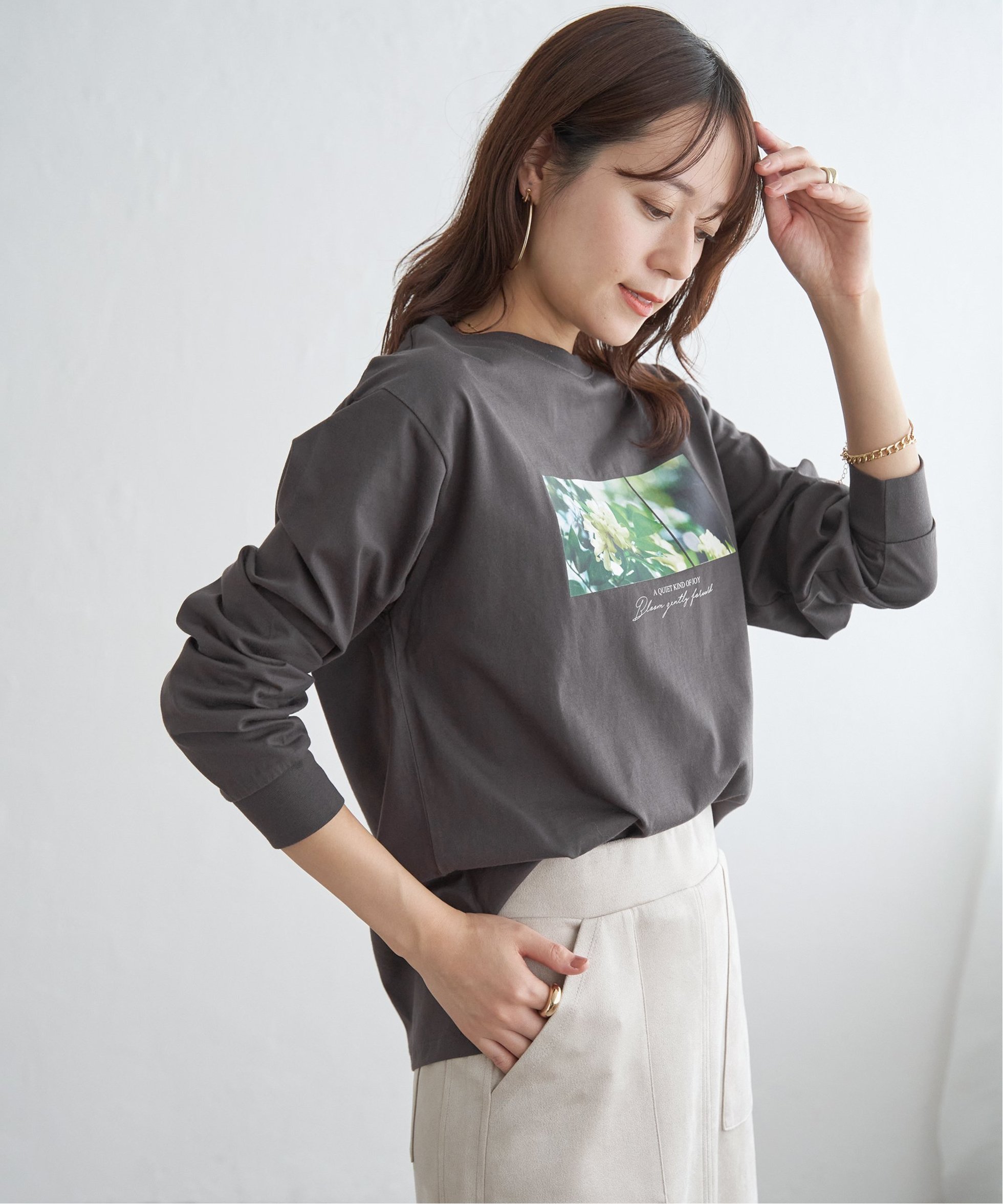 【イッカ/ikka】のロゴフォトプリントスウェットTシャツ インテリア・キッズ・メンズ・レディースファッション・服の通販 founy(ファウニー) 　ファッション　Fashion　レディースファッション　Fashion for Women　トップス・カットソー　Cut & Sew Tops　シャツ・ブラウス・オフィスカジュアル　Elegant Blouses & Button-Ups　レディースパーカー・カジュアルフーディー　Casual Hoodies & Sweatshirts　ロングTシャツ・Tシャツ　Longline T-Shirts & Tees　スウェット・クルーネックトップス　Sweatshirts & Crewnecks / Relaxed Fit Sweat Tops　インナー　Innerwear　カットソー　Cut and Sewn Top　スウェット / スエット　Sweatshirt, Sweatwear　ダブル　Double, Double-Breasted　デニム　Denim, Jeans Material　バランス　Balance, Style Balance　プリント　Print, Printed Pattern　ボトム　Bottoms, Lower Wear　定番　Standard, Basic Item　春　Spring　チャコール|ID: prp329100004992497 ipo3291000000037389087