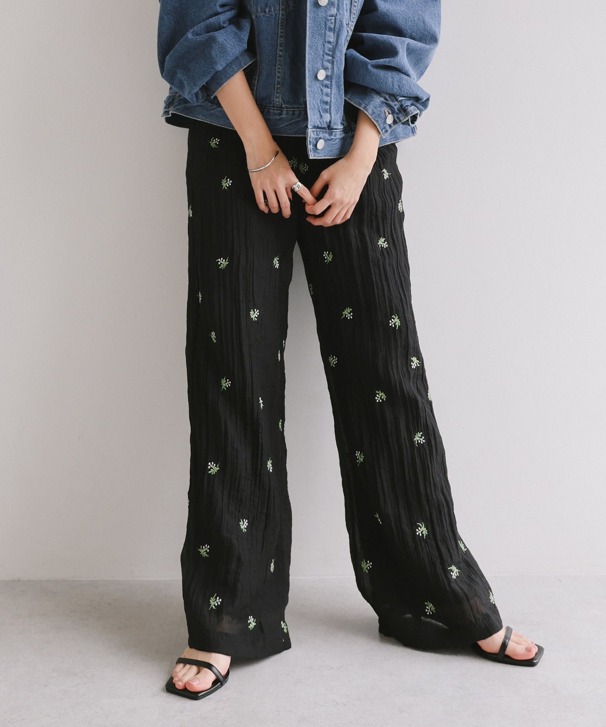 【アンドミー/andme】の小花柄 シアー ワイドパンツ インテリア・キッズ・メンズ・レディースファッション・服の通販 founy(ファウニー) 　ファッション　Fashion　レディースファッション　Fashion for Women　パンツ　Pants & Trousers　キャミワンピース　Cami Dress, Slip Dress　サンダル　Sandals, Summer Shoes　シアー　Sheer, See-Through　スニーカー　Sneakers, Trainers　フェミニン　Feminine, Girly　フラット　Flat, Flat Shoes　リネン　Linen, Linen Fabric　リラックス　Relax, Relaxed Fit　ワイド　Wide, Wide Fit　おすすめ　Recommended / Our Picks　ブラック|ID: prp329100004992525 ipo3291000000037389271