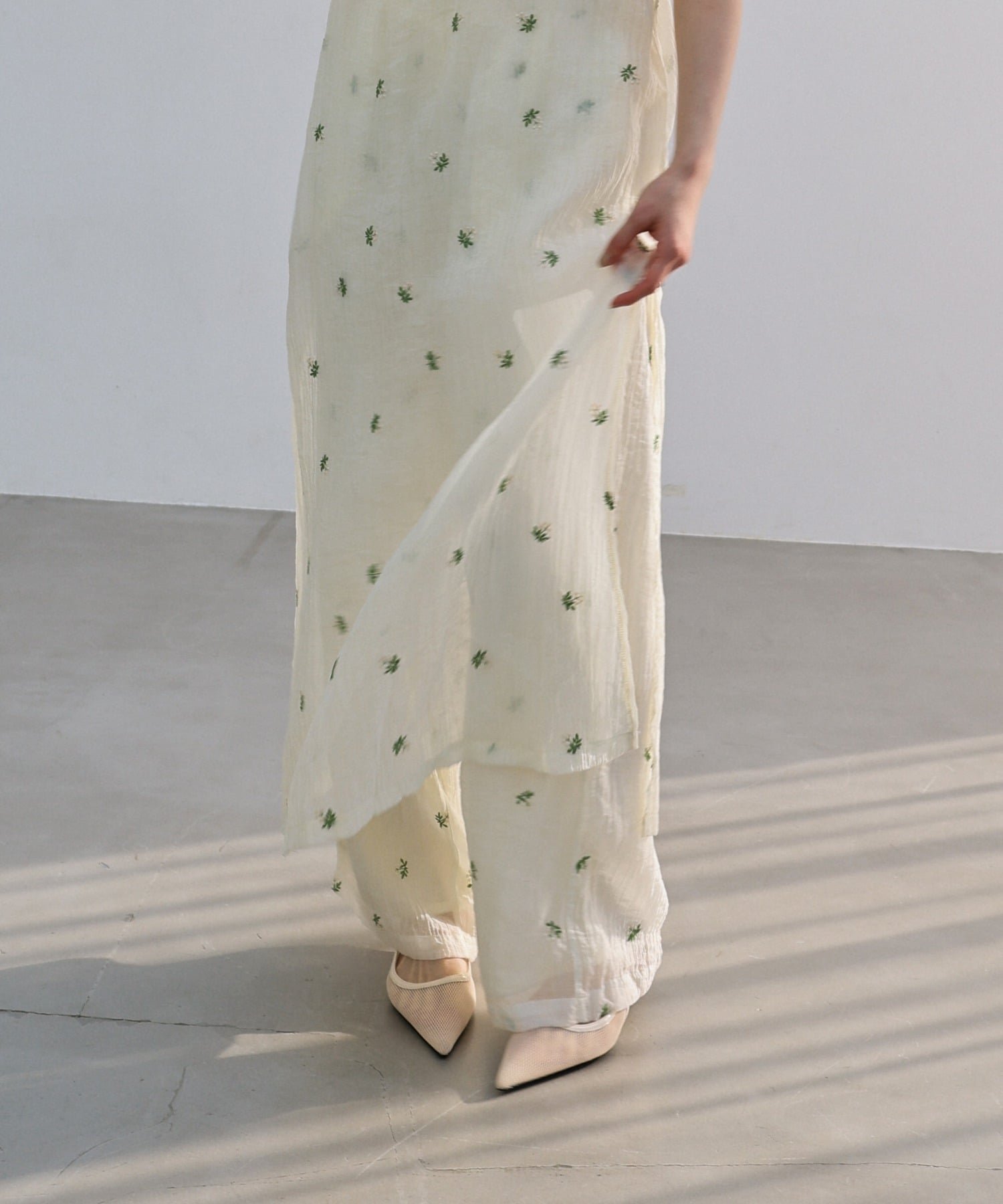 【アンドミー/andme】の小花柄 シアー ワイドパンツ インテリア・キッズ・メンズ・レディースファッション・服の通販 founy(ファウニー) 　ファッション　Fashion　レディースファッション　Fashion for Women　パンツ　Pants & Trousers　キャミワンピース　Cami Dress, Slip Dress　サンダル　Sandals, Summer Shoes　シアー　Sheer, See-Through　スニーカー　Sneakers, Trainers　フェミニン　Feminine, Girly　フラット　Flat, Flat Shoes　リネン　Linen, Linen Fabric　リラックス　Relax, Relaxed Fit　ワイド　Wide, Wide Fit　おすすめ　Recommended / Our Picks　アイボリー|ID: prp329100004992525 ipo3291000000037389273