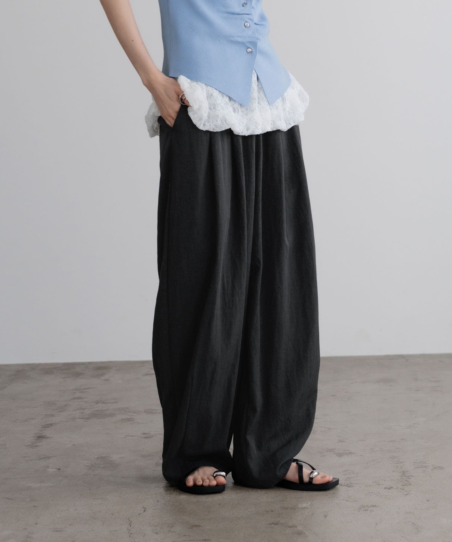 【ローリーズファーム/LOWRYS FARM】のフィブリルイージーコクーンパンツ インテリア・キッズ・メンズ・レディースファッション・服の通販 founy(ファウニー) 　ファッション　Fashion　レディースファッション　Fashion for Women　パンツ　Pants & Trousers　とろみ　Fluid, Flowy Fabric　カットソー　Cut and Sewn Top　コンパクト　Compact, Small Size　シューズ　Shoes, Footwear　シンプル　Simple, Minimal　バランス　Balance, Style Balance　ピーチ　Peach, Soft Touch　フラット　Flat, Flat Shoes　リラックス　Relax, Relaxed Fit　ヴィンテージ　Vintage Style　春　Spring　ブラック09|ID: prp329100004992530 ipo3291000000037389325