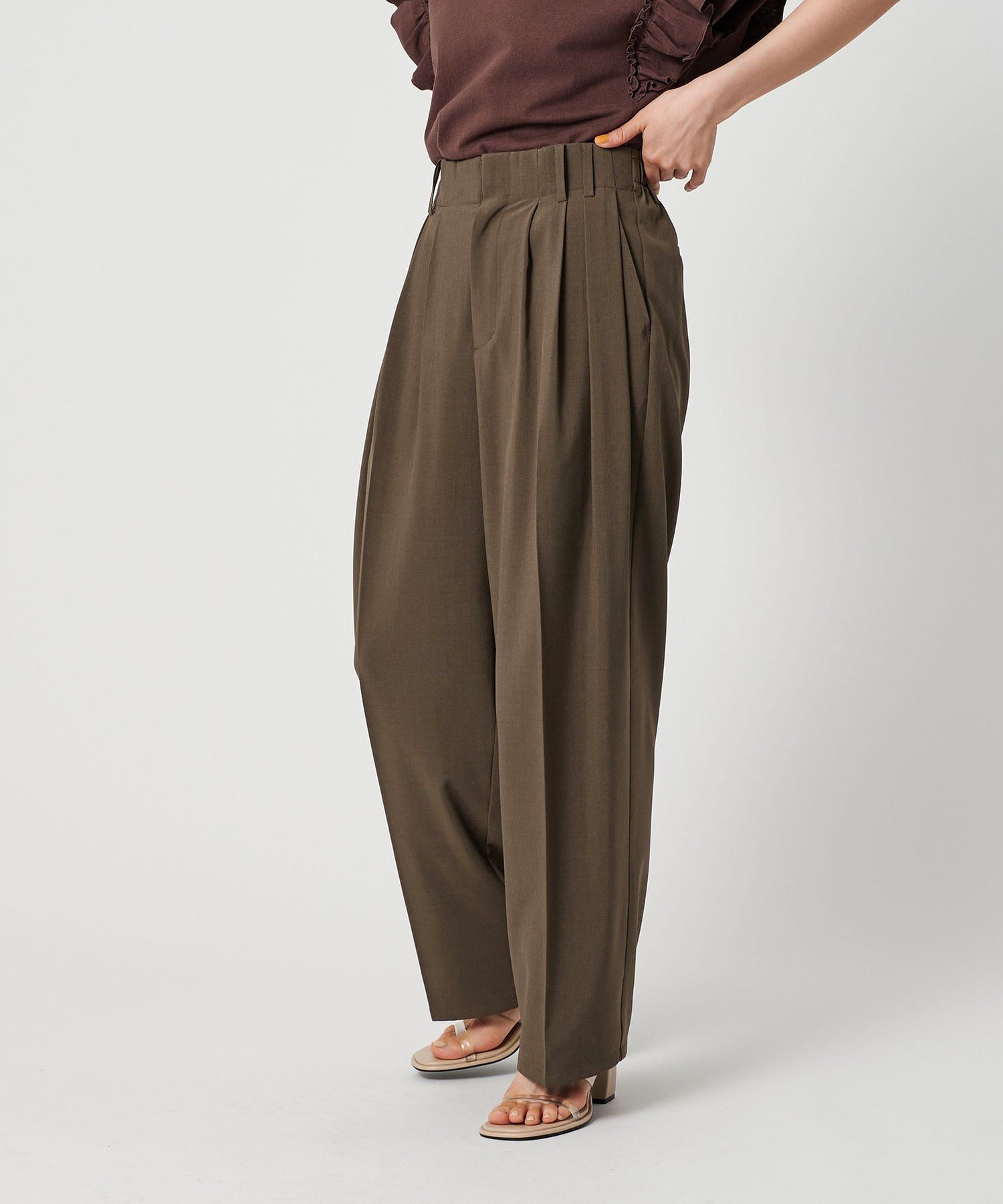【ユナイテッドアローズ/UNITED ARROWS】の【Wardrobe DAILY MINIMAL】ランダムタック テーパードパンツ -ウォッシャブル- インテリア・キッズ・メンズ・レディースファッション・服の通販 founy(ファウニー) 　ファッション　Fashion　レディースファッション　Fashion for Women　パンツ　Pants & Trousers　アメリカン　American Style　ウォッシャブル　Machine Washable　オケージョン　Occasion Wear　春　Spring　シンプル　Simple, Minimal　ジャケット　Jacket, Outerwear　スリーブ　Sleeve, Long Sleeve / Short Sleeve　タンク　Tank Top, Sleeveless Top　フロント　Front, Front Design　ランダム　Random, Irregular　ワイド　Wide, Wide Fit　S/S・春夏　SS, Spring/Summer, Warm Season　アウトレット　Outlet / Clearance　おすすめ　Recommended / Our Picks　夏　Summer　旅行　Travel　ビジネス 仕事 通勤　Business / Work / Commuting　MOCA|ID: prp329100004992535 ipo3291000000037389347