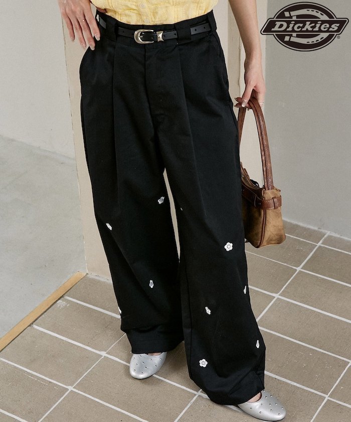 【フリークスストア/FREAK'S STORE】のMARY QUANT × Dickies × PUBLUX/マリークワント × ディッキーズ セットアップ対応 フラワー 刺繍 タック ワイドパンツ 限定展開 インテリア・キッズ・メンズ・レディースファッション・服の通販 founy(ファウニー) 　ファッション　Fashion　レディースファッション　Fashion for Women　セットアップ　Matching Sets　レディースパンツ・ボトムス　Pants & Trousers / Bottoms　コンパクト　Compact, Small Size　スペシャル　Special, Limited Edition　セットアップ　Set-Up, Coordinated Outfit　チェック　Check, Plaid, Tartan　ツイル　Twist, Twisted Detail　フラワー　Flower, Floral　ミニスカート　Mini Skirt, Short Skirt　モチーフ　Motif, Design Theme　無地　Plain, Solid Color　リアル　Real, Realistic　ループ　Loop, Loop Knit　ワイド　Wide, Wide Fit　ワーク　Workwear, Utility Style　S/S・春夏　SS, Spring/Summer, Warm Season　おすすめ　Recommended / Our Picks　夏　Summer　2026年　2026　2026春夏・S/S　Spring/Summer 2026 SS26　ブラック|ID: prp329100004992536 ipo3291000000037389351