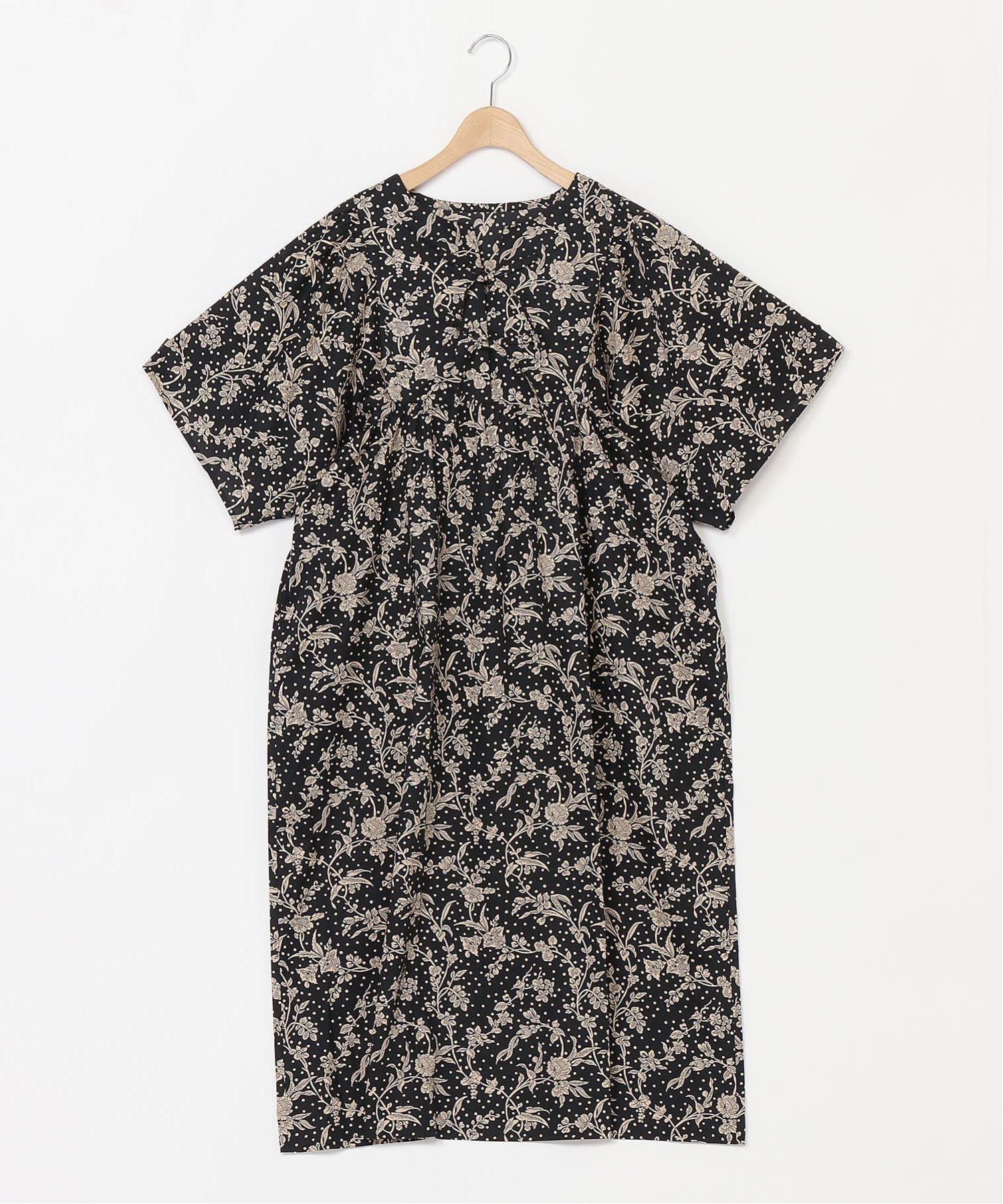 【キッドブルー/KID BLUE】の26LIBERTYプリント 5分袖ワンピース インテリア・キッズ・メンズ・レディースファッション・服の通販 founy(ファウニー) 　ファッション　Fashion　レディースファッション　Fashion for Women　ワンピース　Dresses　シルク　Silk, 100% Silk　ダブル　Double, Double-Breasted　ドット　Polka Dot, Dot Pattern　フラワー　Flower, Floral　フロント　Front, Front Design　プリント　Print, Printed Pattern　モチーフ　Motif, Design Theme　モノトーン　Monotone, Black and White　リボン　Ribbon, Bow　ルーズ　Loose, Oversized　ブラック|ID: prp329100004992623 ipo3291000000037390055