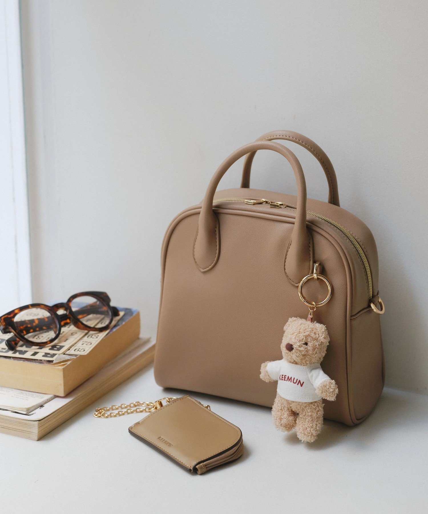 【アフタヌーンティー リビング/Afternoon Tea LIVING】のカスタムチャームボストン型ショルダーバッグ インテリア・キッズ・メンズ・レディースファッション・服の通販 founy(ファウニー) 　ファッション　Fashion　レディースファッション　Fashion for Women　バッグ　Bags　チャーム　Charm, Pendant　フォルム　Silhouette, Form　ボストン　Boston　ポケット　Pocket, Pocket Detail　無地　Plain, Solid Color　ベージュ|ID: prp329100004992701 ipo3291000000037392107