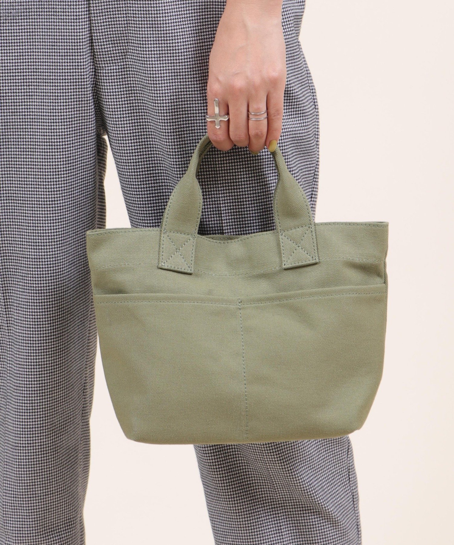【ユナイテッド ベース/UNITED BASE】のUNITED BASE/バッグ 大人の最旬トレンドファッション＆コーディネート founy(ファウニー) 　ファッション　Fashion　レディースファッション　Fashion for Women　バッグ　Bags　iPhone アイフォーン　iPhone　おすすめ　Recommended / Our Picks　キャンバス　Canvas, Canvas Fabric　シンプル　Simple, Minimal　スマホ　Smartphone, Mobile Device　ポケット　Pocket, Pocket Detail　マグネット　Magnet, Magnetic Closure　ビジネス 仕事 通勤　Business / Work / Commuting　 other-1|ID: prp329100004992717 ipo3291000000037392210