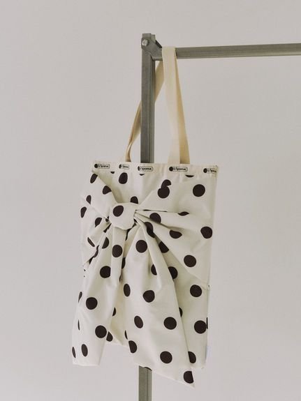 【スナイデル/SNIDEL】の【SNIDEL×LeSportsac】LG BOW EMERALD TOTE 大人の最旬トレンドファッション＆コーディネート founy(ファウニー) 　ファッション　Fashion　レディースファッション　Fashion for Women　バッグ　Bags　イエロー　Yellow　コレクション　Collection, Seasonal Line　シルバー　Silver, Metallic Silver　スマート　Smart, Elegant　ドット　Polka Dot, Dot Pattern　フェミニン　Feminine, Girly　別注　Limited Edition, Custom Order　無地　Plain, Solid Color　リボン　Ribbon, Bow　ビジネス 仕事 通勤　Business / Work / Commuting　 other-1|ID: prp329100004992729 ipo3291000000037392273
