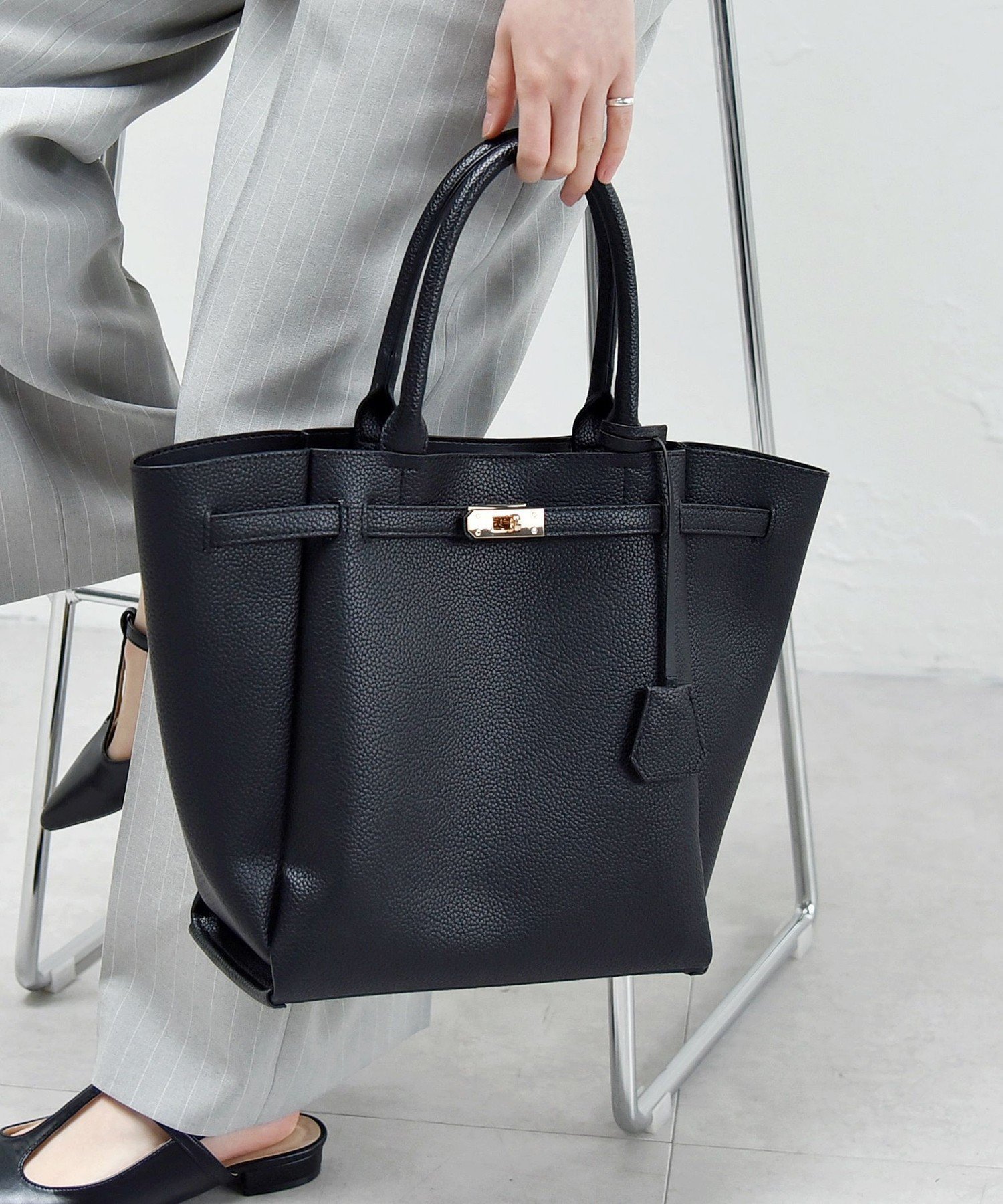 【シップス/SHIPS】のquaranciel A4 ベルト トート インテリア・キッズ・メンズ・レディースファッション・服の通販 founy(ファウニー) 　ファッション　Fashion　レディースファッション　Fashion for Women　バッグ　Bags　ベルト&ウエストマーク　Belts & Waist Accessories　おすすめ　Recommended / Our Picks　ジャケット　Jacket, Outerwear　デニム　Denim, Jeans Material　トレンチ　Trench, Trench Coat　バランス　Balance, Style Balance　フロント　Front, Front Design　ビジネス 仕事 通勤　Business / Work / Commuting　ブラック|ID: prp329100004992733 ipo3291000000037392306