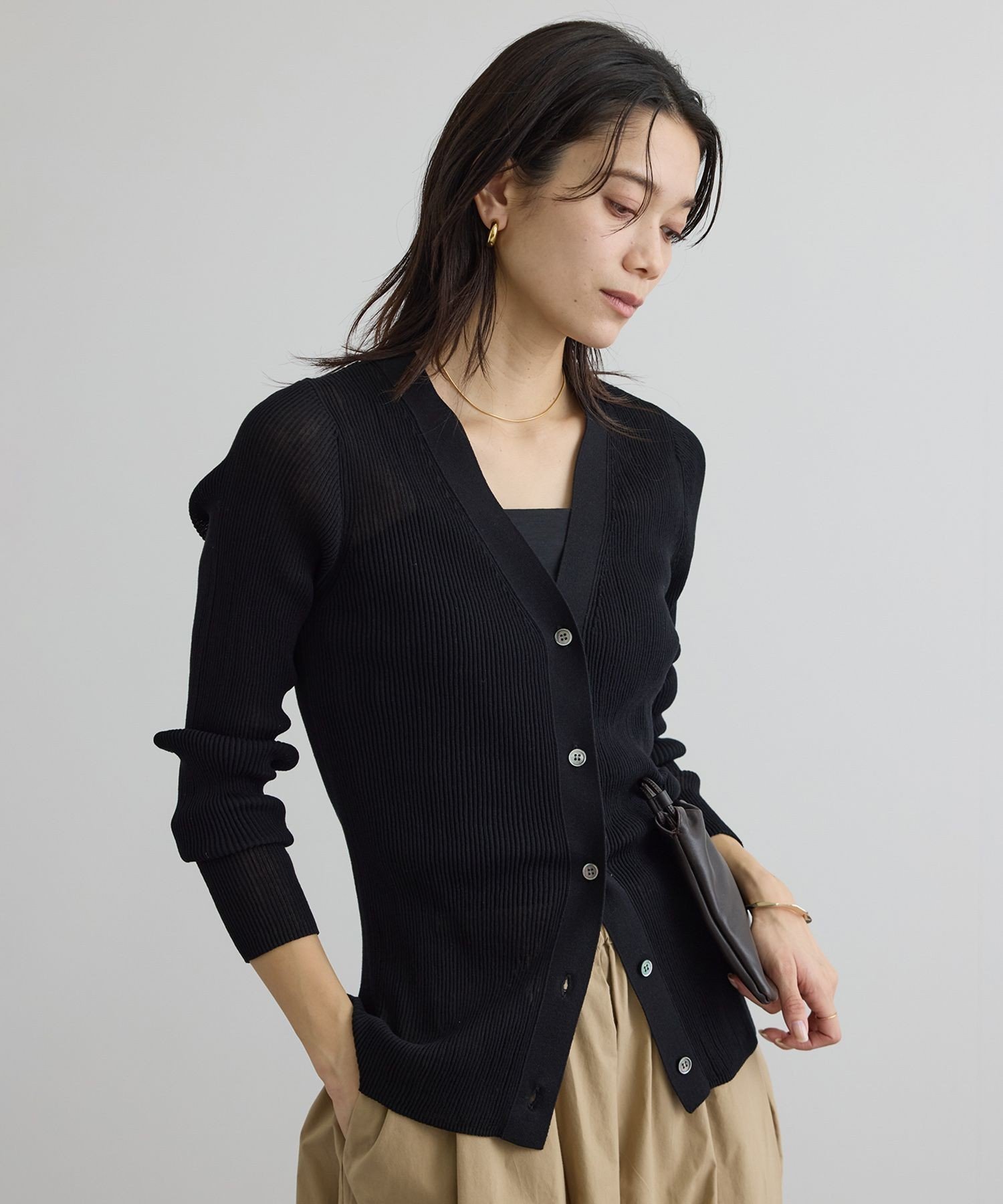 【サロン アダム エ ロペ/SALON adam et rope'】の【WEB限定】シアーリブニットVネックカーディガン インテリア・キッズ・メンズ・レディースファッション・服の通販 founy(ファウニー) 　ファッション　Fashion　レディースファッション　Fashion for Women　トップス・カットソー　Cut & Sew Tops　ニット　Knit Tops & Sweaters　カーディガン・羽織り　Layered Style Cardigans　Vネックトップス　V-Neck Tops / V-Cut Neckline Shirts　アンサンブル　Ensemble Set　春　Spring　カーディガン　Cardigan, Knitwear　コンパクト　Compact, Small Size　サテン　Satin, Glossy Fabric　シアー　Sheer, See-Through　バランス　Balance, Style Balance　フィット　Fit, Slim Fit　ボトム　Bottoms, Lower Wear　羽織　Haori, Light Jacket　ワイド　Wide, Wide Fit　S/S・春夏　SS, Spring/Summer, Warm Season　夏　Summer　エレガント 上品　Elegant　ブラック(01)|ID: prp329100004992896 ipo3291000000037394142
