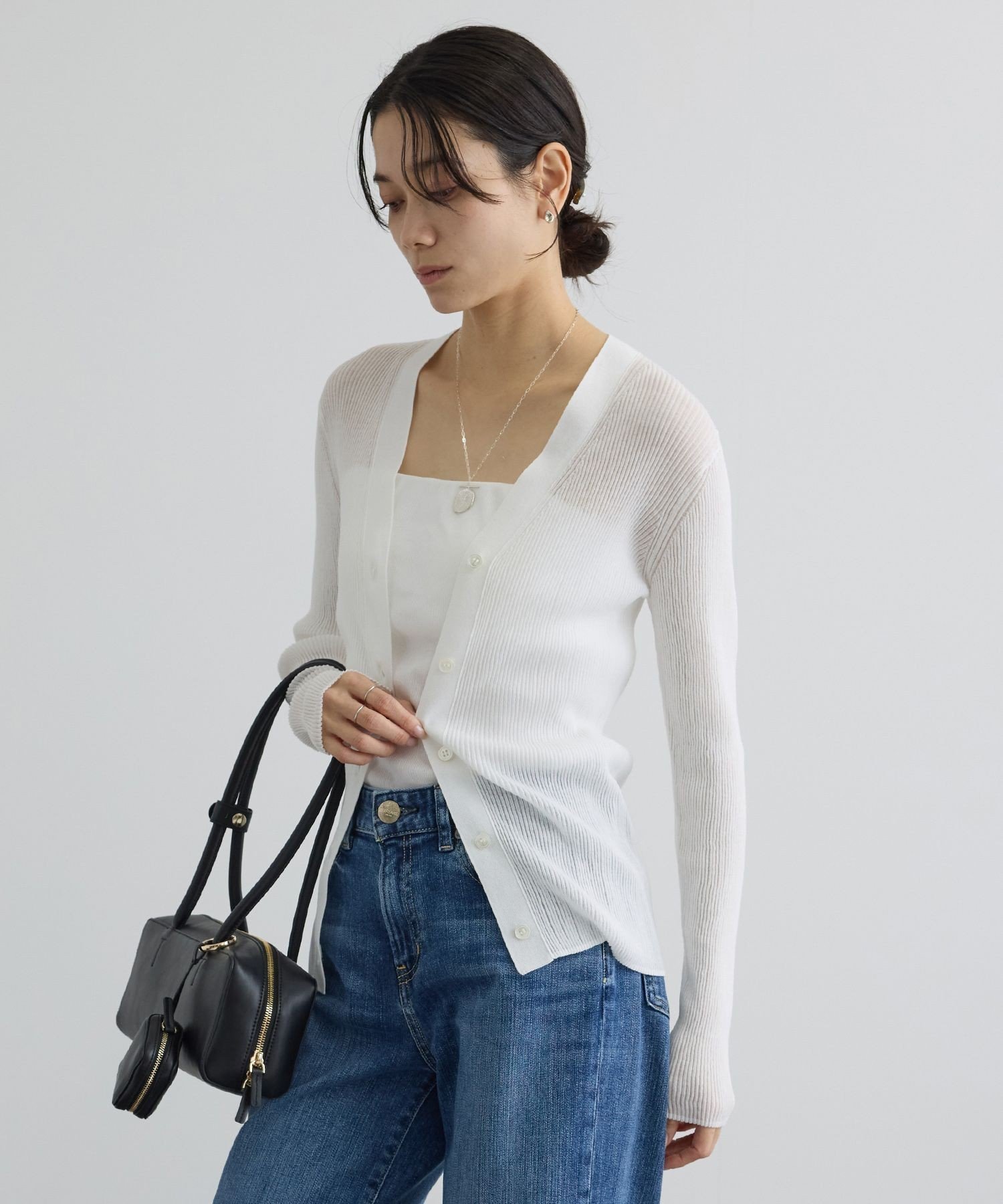 【サロン アダム エ ロペ/SALON adam et rope'】の【WEB限定】シアーリブニットVネックカーディガン インテリア・キッズ・メンズ・レディースファッション・服の通販 founy(ファウニー) 　ファッション　Fashion　レディースファッション　Fashion for Women　トップス・カットソー　Cut & Sew Tops　ニット　Knit Tops & Sweaters　カーディガン・羽織り　Layered Style Cardigans　Vネックトップス　V-Neck Tops / V-Cut Neckline Shirts　アンサンブル　Ensemble Set　春　Spring　カーディガン　Cardigan, Knitwear　コンパクト　Compact, Small Size　サテン　Satin, Glossy Fabric　シアー　Sheer, See-Through　バランス　Balance, Style Balance　フィット　Fit, Slim Fit　ボトム　Bottoms, Lower Wear　羽織　Haori, Light Jacket　ワイド　Wide, Wide Fit　S/S・春夏　SS, Spring/Summer, Warm Season　夏　Summer　エレガント 上品　Elegant　オフホワイト(15)|ID: prp329100004992896 ipo3291000000037394143