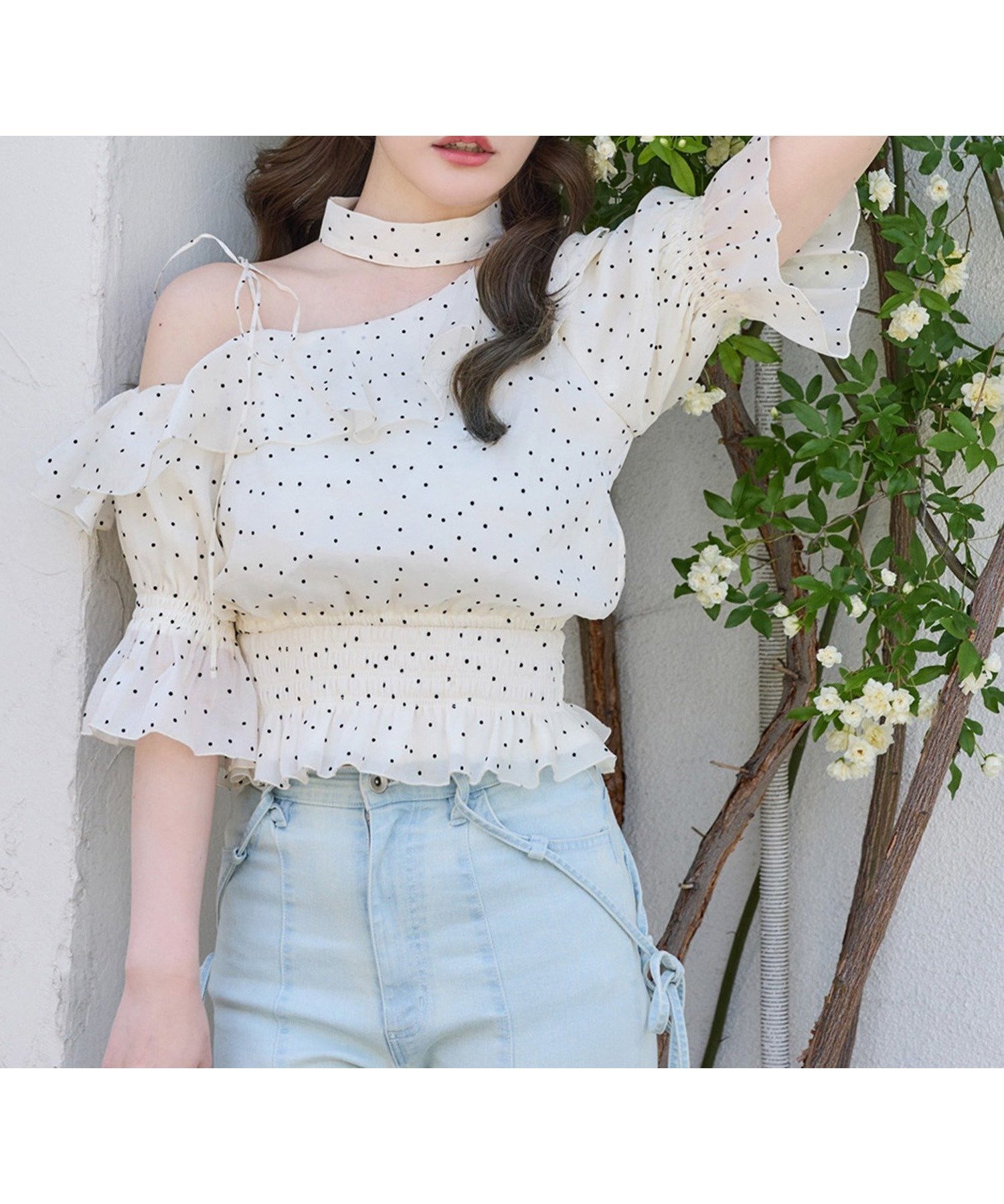 【ナイスクラップ/NICE CLAUP】の【ウォッシャブル】2WAYワンショルフリル半袖ブラウス インテリア・キッズ・メンズ・レディースファッション・服の通販 founy(ファウニー) 　ファッション　Fashion　レディースファッション　Fashion for Women　トップス・カットソー　Cut & Sew Tops　シャツ・ブラウス・オフィスカジュアル　Elegant Blouses & Button-Ups　おすすめ　Recommended / Our Picks　ウォッシャブル　Machine Washable　ガーリー　Girly, Feminine Style　デニム　Denim, Jeans Material　トレンド　Trend, Trending Now　フェミニン　Feminine, Girly　フリル　Frill, Ruffle　ペプラム　Peplum, Flared Hem　ミュール　Mule, Backless Shoes　リボン　Ribbon, Bow　半袖　Short Sleeve, Half Sleeve　夏　Summer　春　Spring　ホワイト系その他|ID: prp329100004992919 ipo3291000000037394357