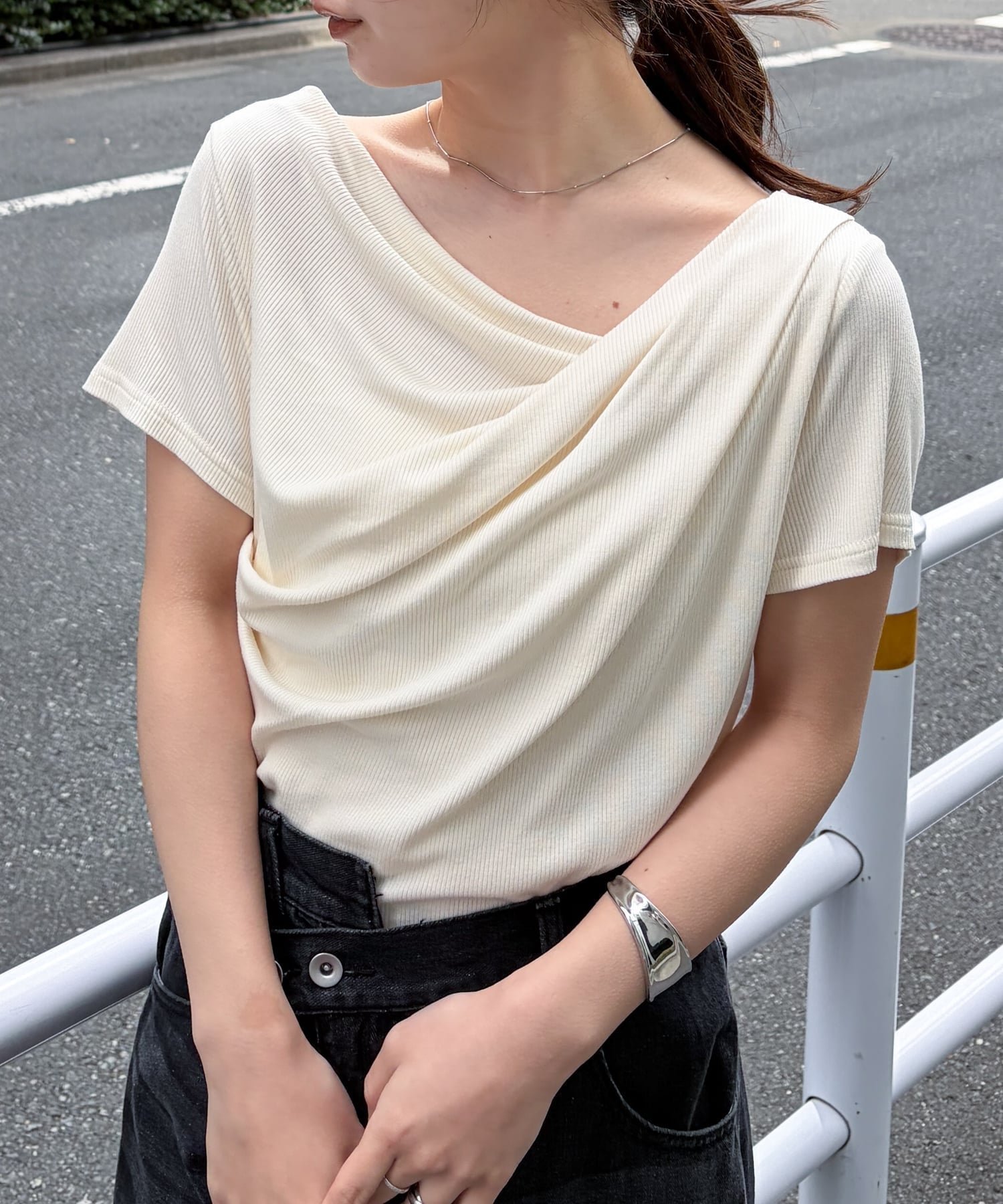 【ラナン/Ranan】のRanan/RANAN/ドレープリブTシャツ インテリア・キッズ・メンズ・レディースファッション・服の通販 founy(ファウニー) 　ファッション　Fashion　レディースファッション　Fashion for Women　トップス・カットソー　Cut & Sew Tops　シャツ・ブラウス・オフィスカジュアル　Elegant Blouses & Button-Ups　ロングTシャツ・Tシャツ　Longline T-Shirts & Tees　シンプル　Simple, Minimal　タイトスカート　Pencil Skirt, Tight Skirt　デコルテ　Décolleté, Neckline　トレンド　Trend, Trending Now　ドレープ　Drape, Draping Fabric　フィット　Fit, Slim Fit　フェミニン　Feminine, Girly　ベーシック　Basic, Essential　ポケット　Pocket, Pocket Detail　半袖　Short Sleeve, Half Sleeve　夏　Summer　エレガント 上品　Elegant　オフホワイト|ID: prp329100004992935 ipo3291000000037394485
